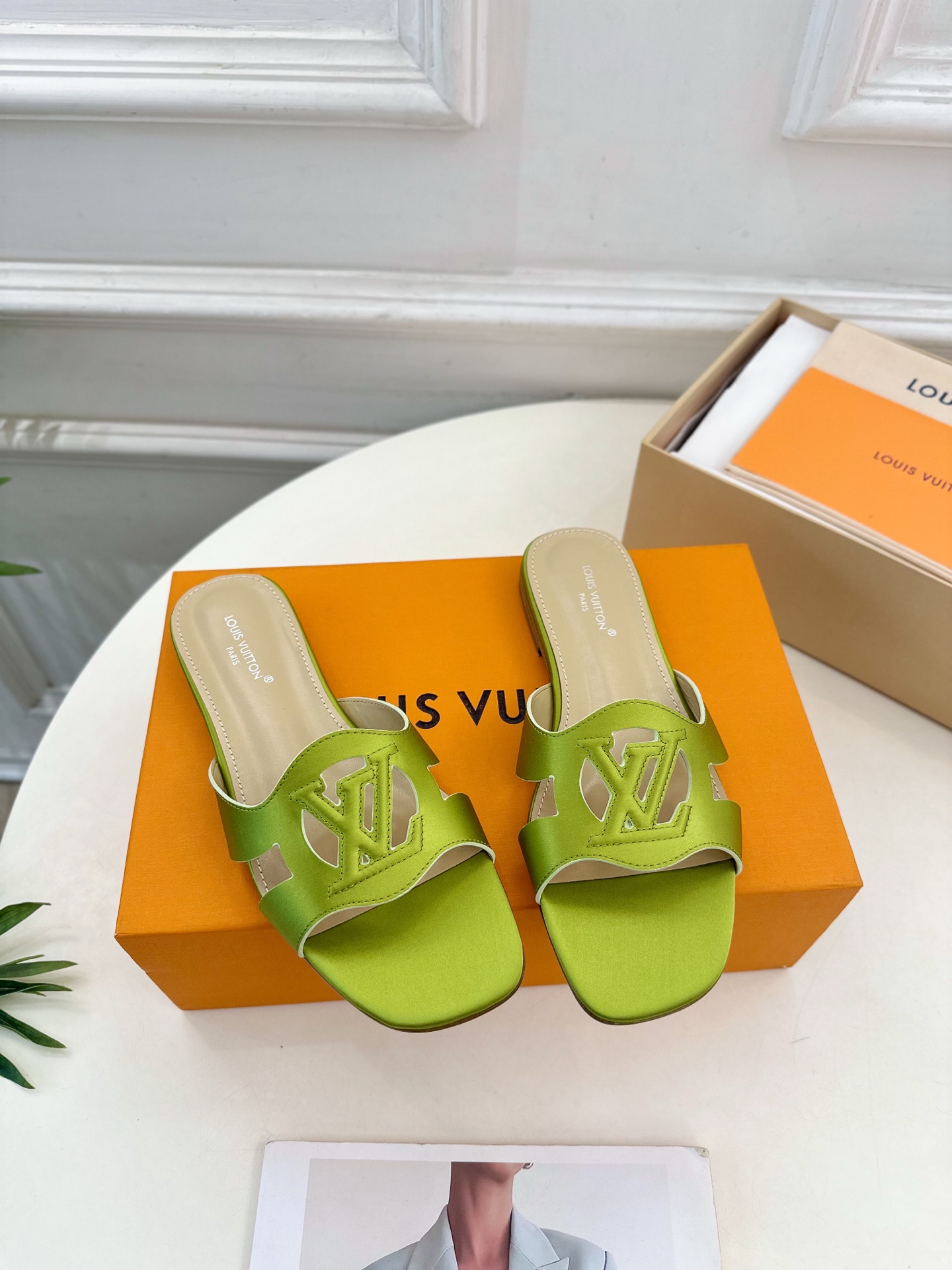 LV | 路易威登 25𝐬𝐬 
🧡💚2025春夏新款 顶级版本⚠️
专柜主打最新款 V形方跟镂空拖鞋 硬