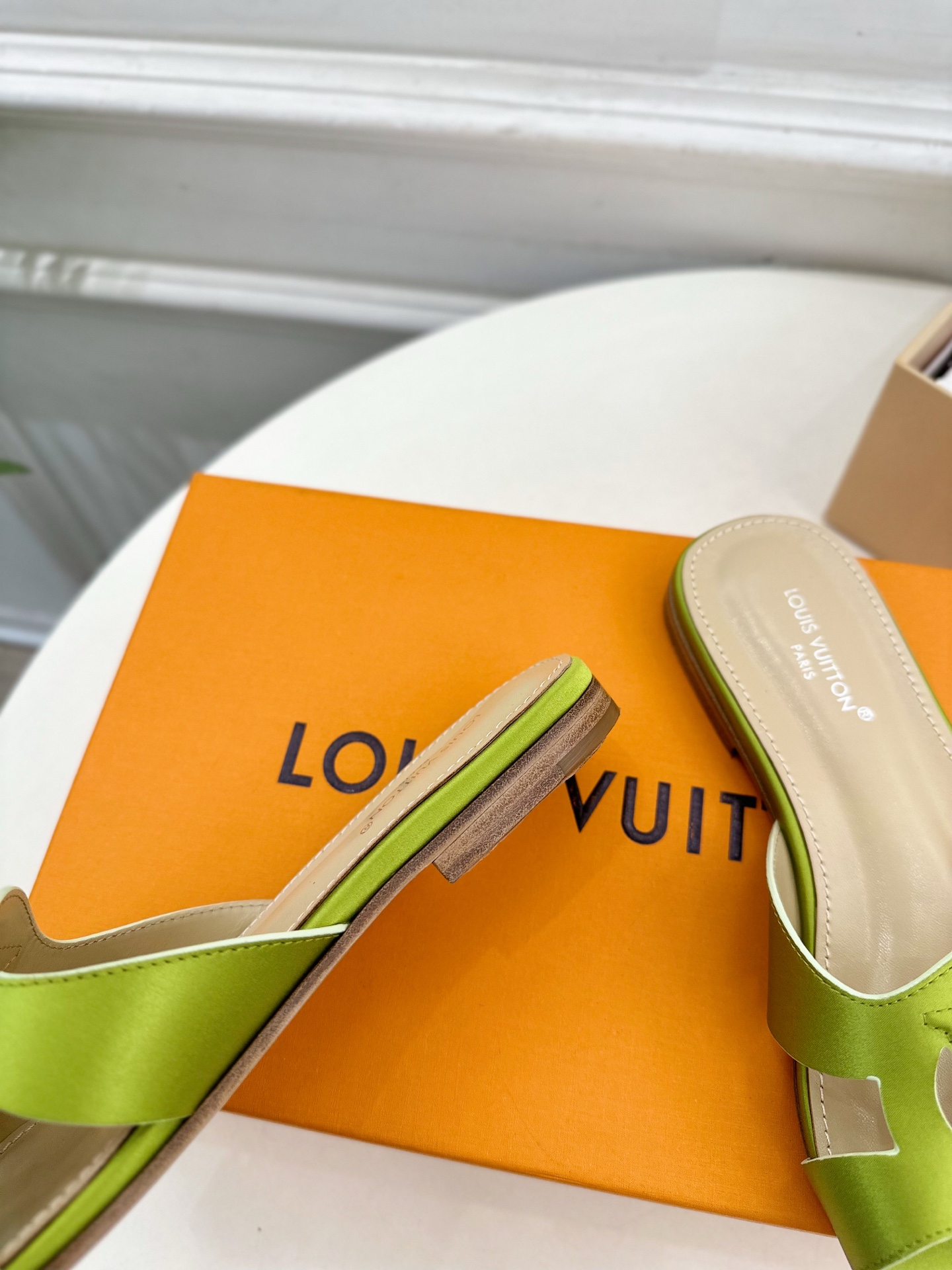 LV | 路易威登 25𝐬𝐬 
🧡💚2025春夏新款 顶级版本⚠️
专柜主打最新款 V形方跟镂空拖鞋 硬