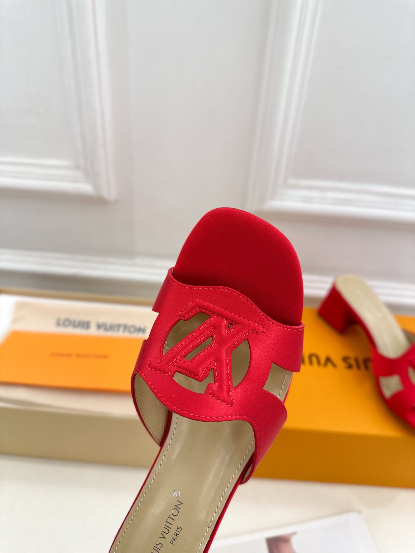 LV | 路易威登 25𝐬𝐬 
🧡💚2025春夏新款 顶级版本⚠️
专柜主打最新款 V形方跟镂空拖鞋 硬