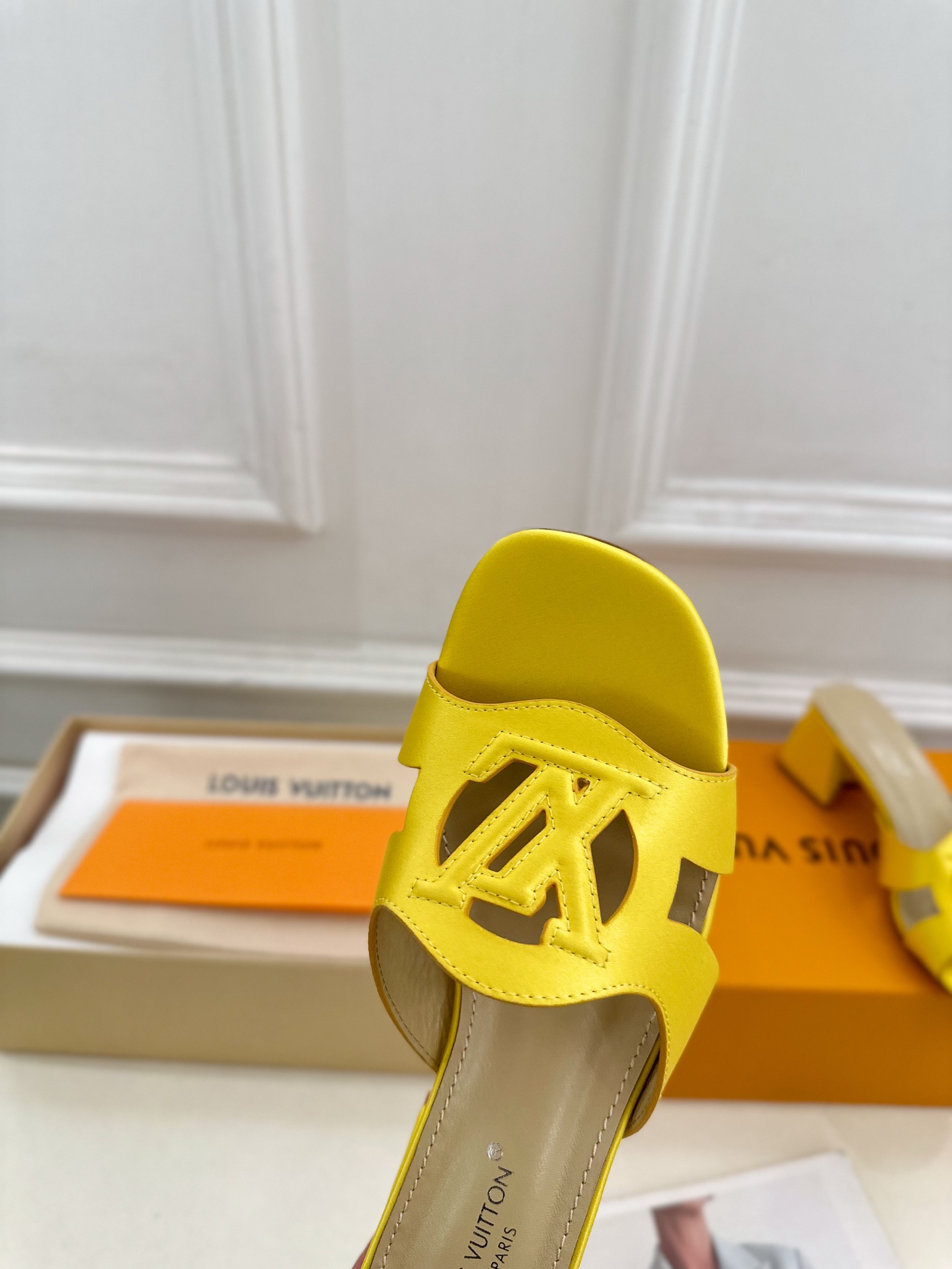 LV | 路易威登 25𝐬𝐬 
🧡💚2025春夏新款 顶级版本⚠️
专柜主打最新款 V形方跟镂空拖鞋 硬