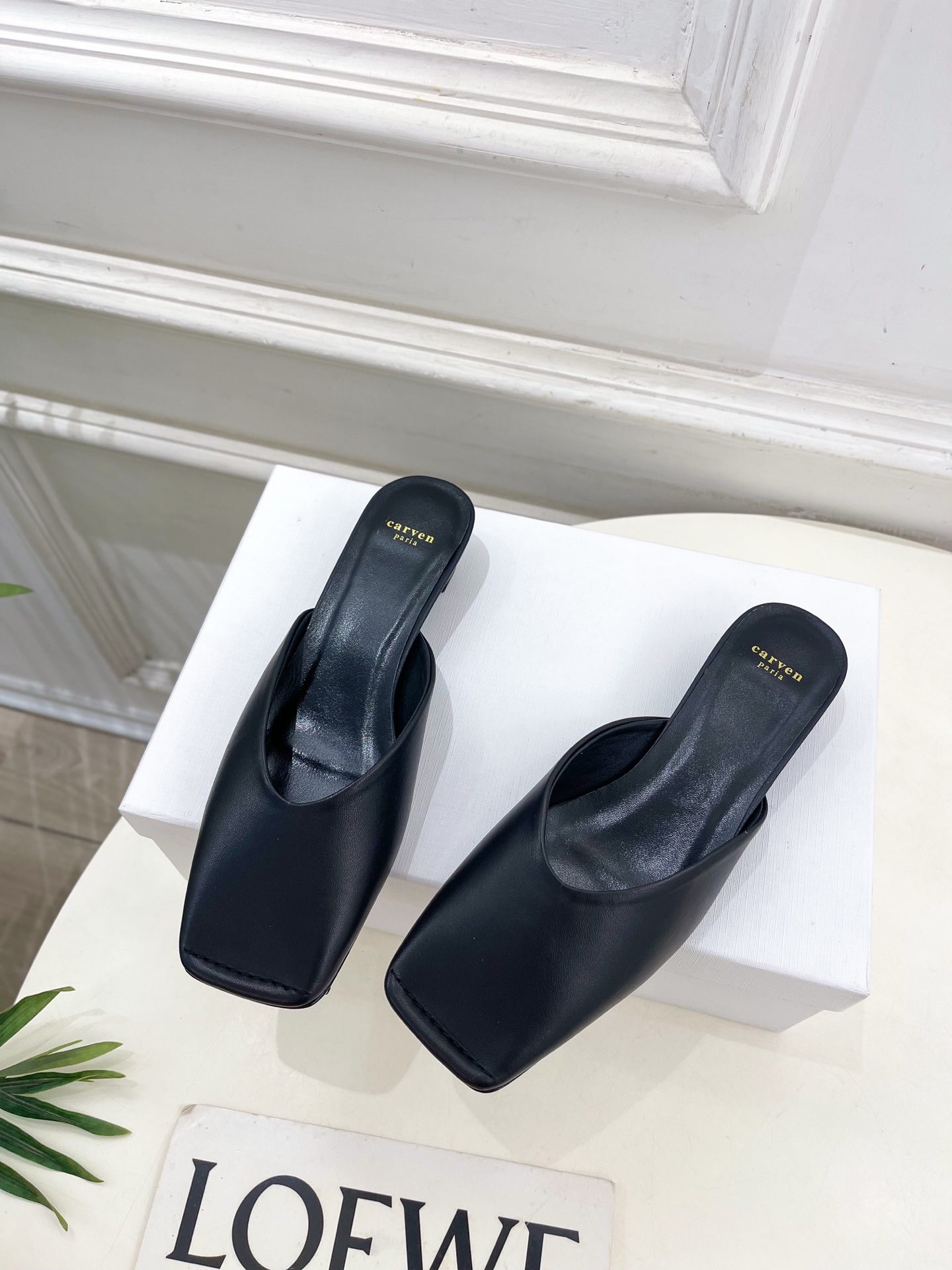 CARVEN 2025春夏新品 方头穆勒半拖鞋
—————————
作为这两年最受欢迎的设计师牌，设计简