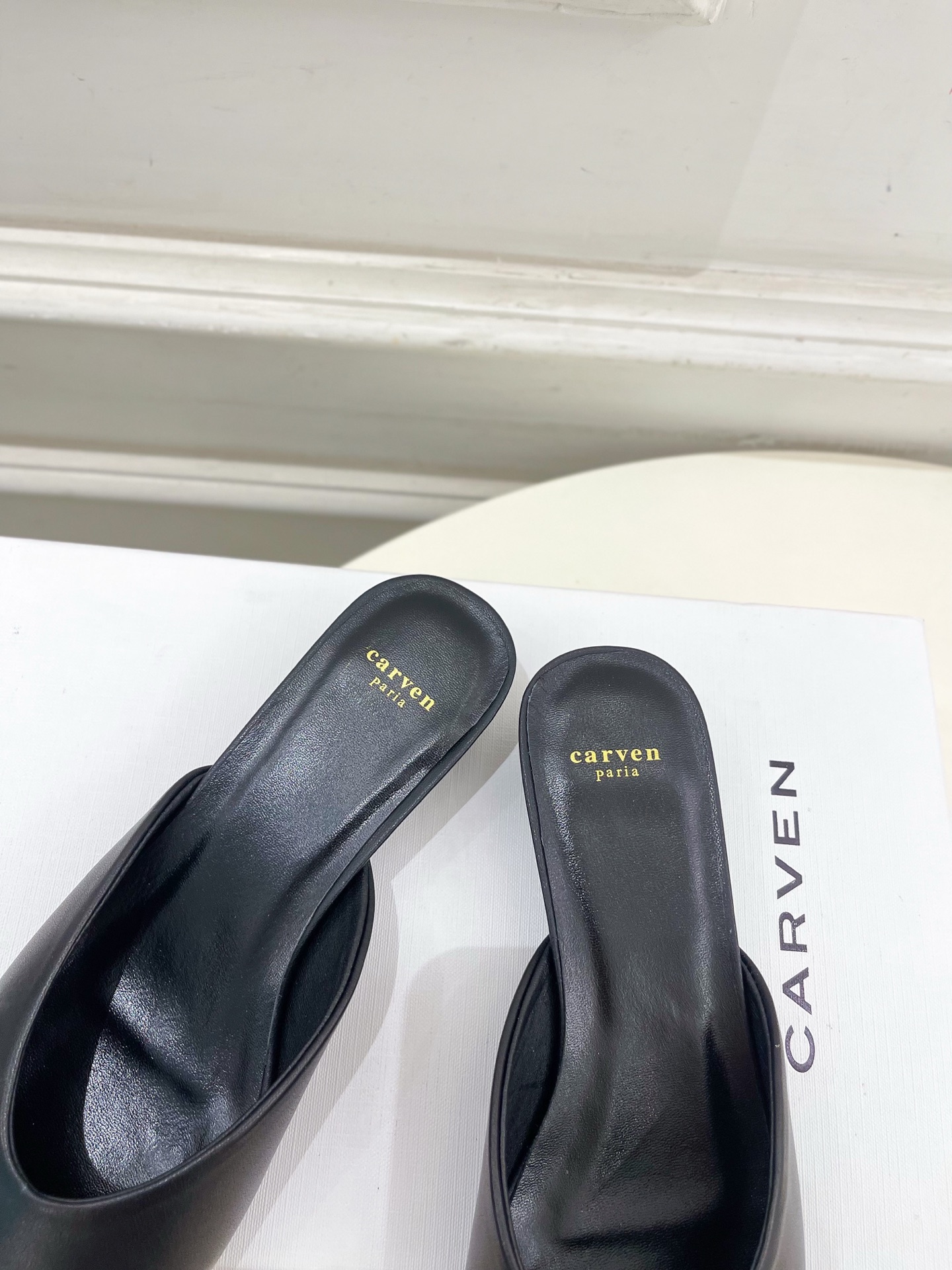 CARVEN 2025春夏新品 方头穆勒半拖鞋
—————————
作为这两年最受欢迎的设计师牌，设计简