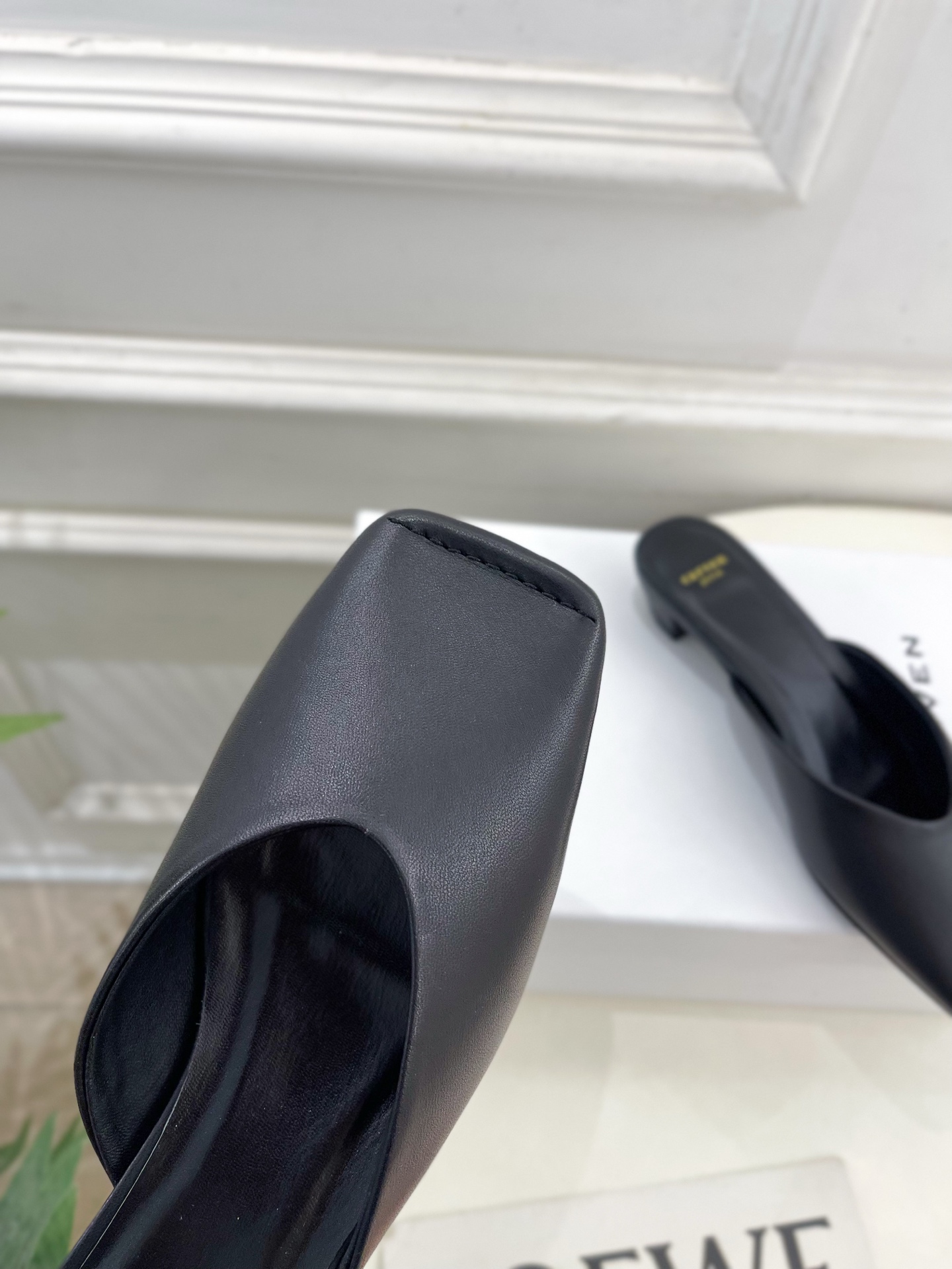 CARVEN 2025春夏新品 方头穆勒半拖鞋
—————————
作为这两年最受欢迎的设计师牌，设计简