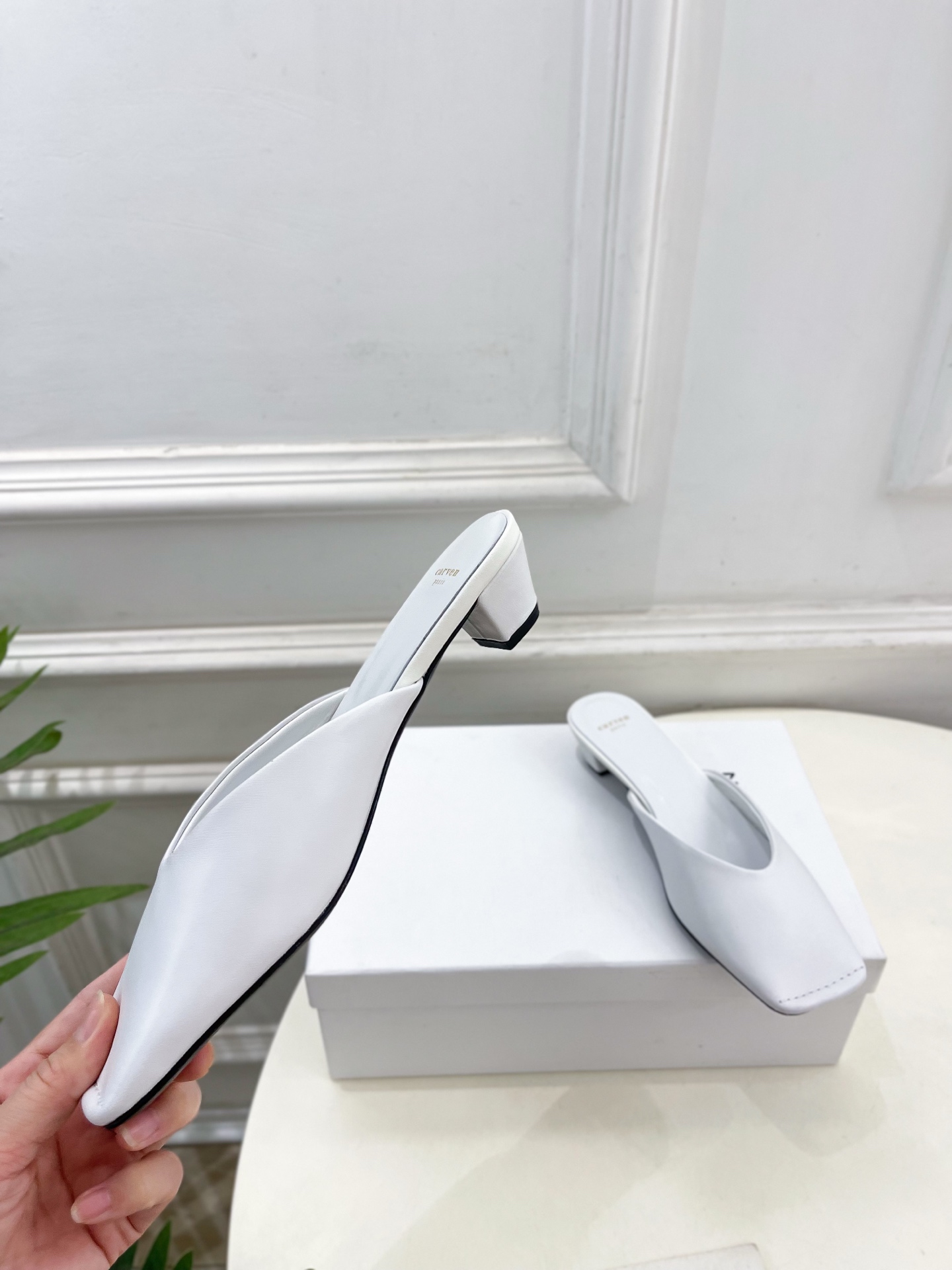 CARVEN 2025春夏新品 方头穆勒半拖鞋
—————————
作为这两年最受欢迎的设计师牌，设计简