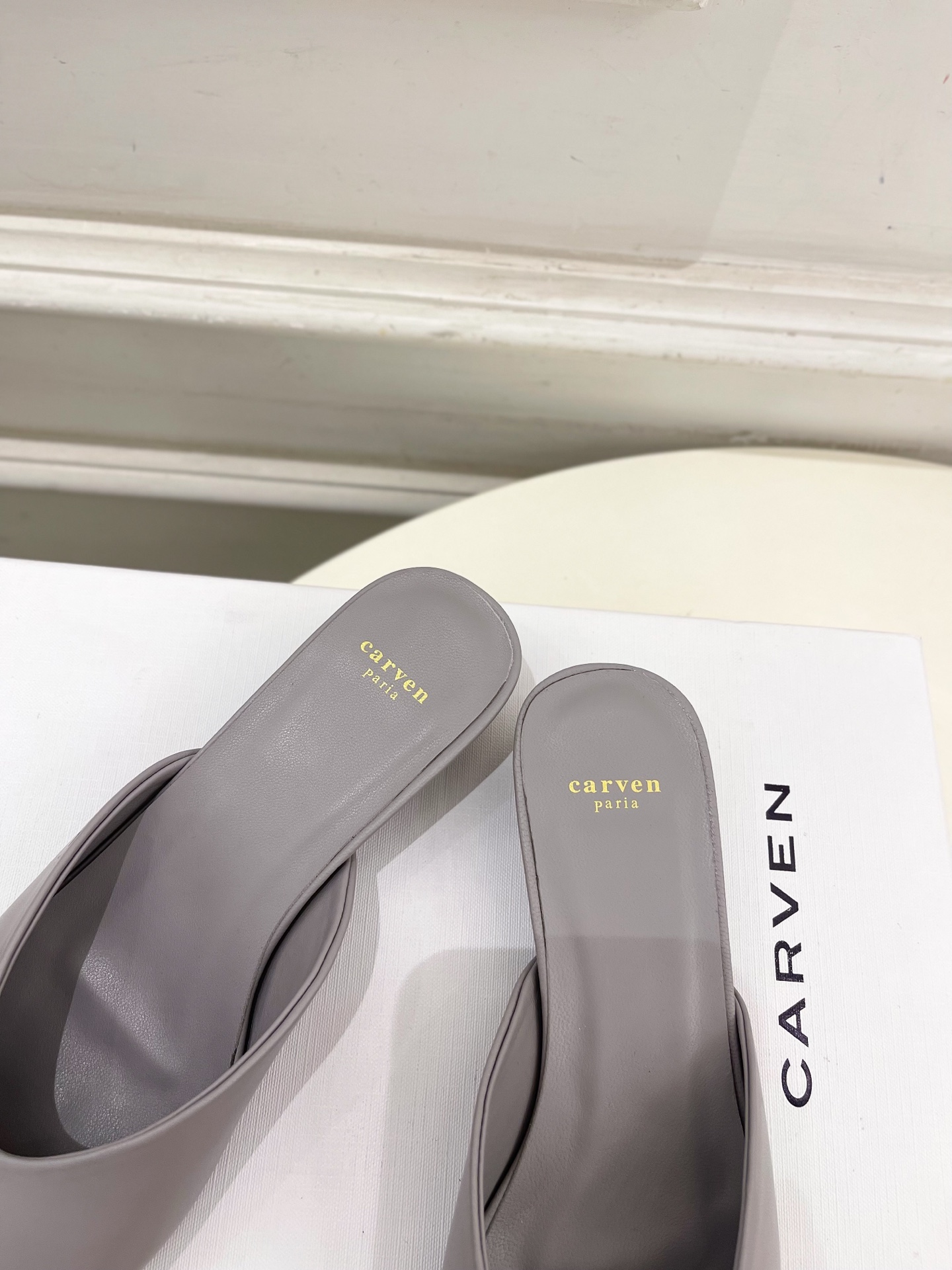 CARVEN 2025春夏新品 方头穆勒半拖鞋
—————————
作为这两年最受欢迎的设计师牌，设计简