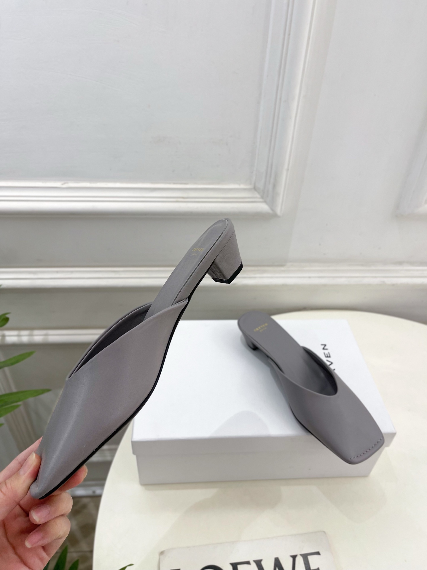 CARVEN 2025春夏新品 方头穆勒半拖鞋
—————————
作为这两年最受欢迎的设计师牌，设计简