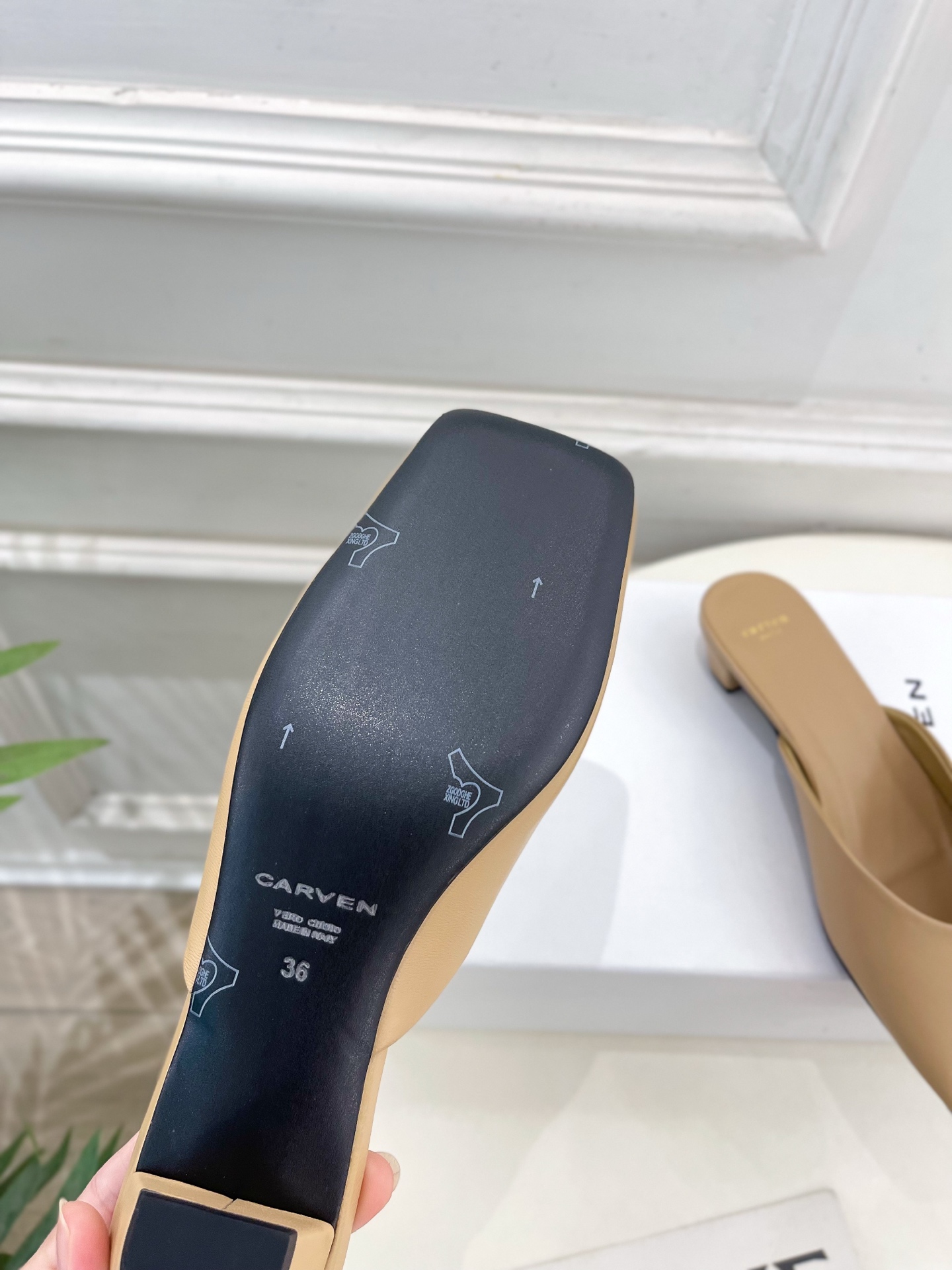 CARVEN 2025春夏新品 方头穆勒半拖鞋
—————————
作为这两年最受欢迎的设计师牌，设计简
