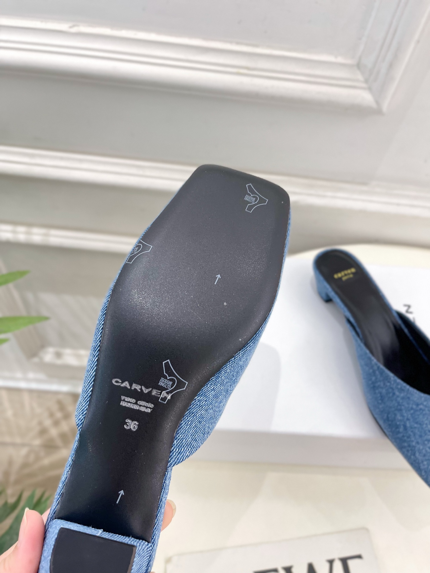 CARVEN 2025春夏新品 方头穆勒半拖鞋
—————————
作为这两年最受欢迎的设计师牌，设计简