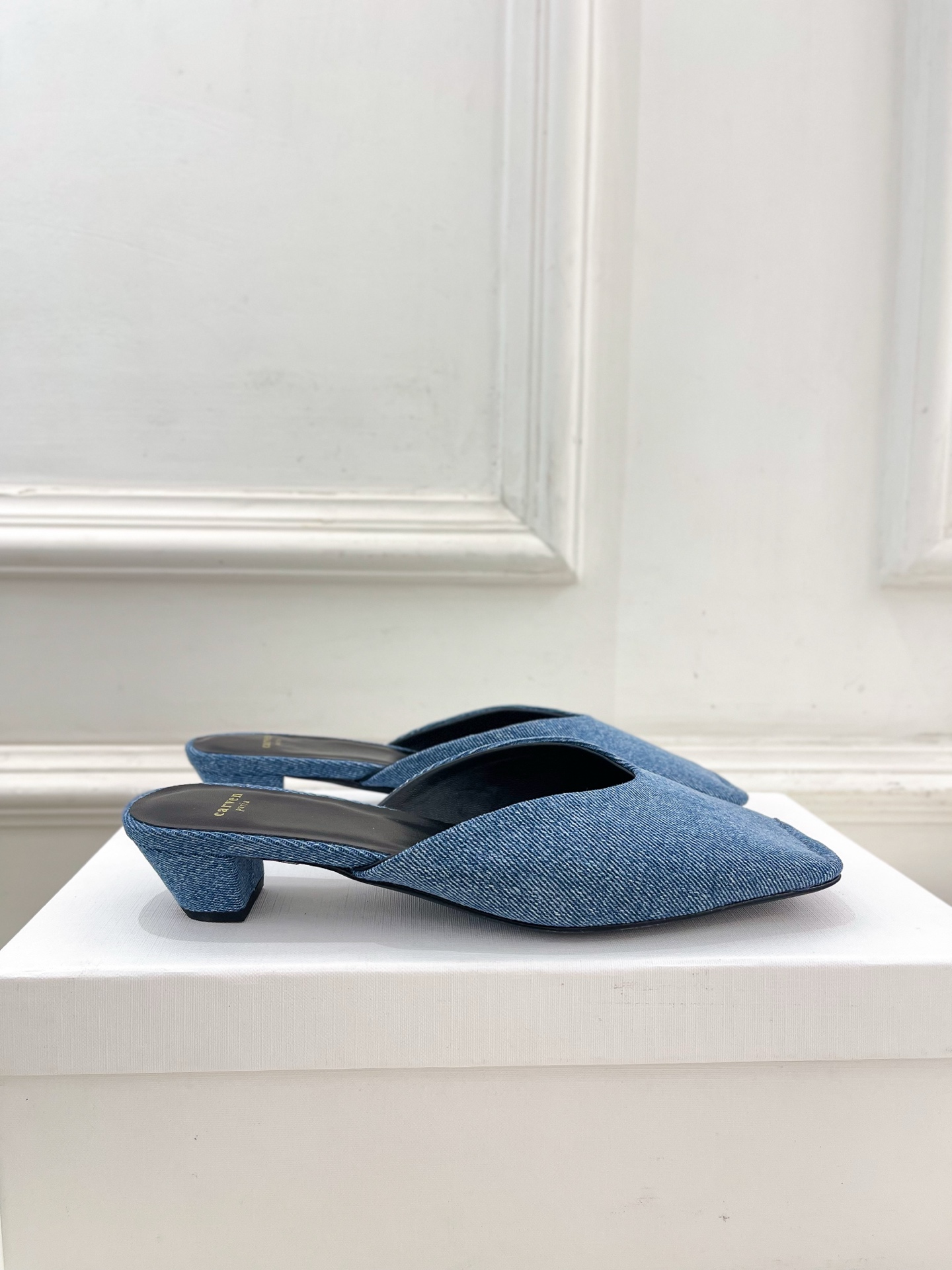 CARVEN 2025春夏新品 方头穆勒半拖鞋
—————————
作为这两年最受欢迎的设计师牌，设计简