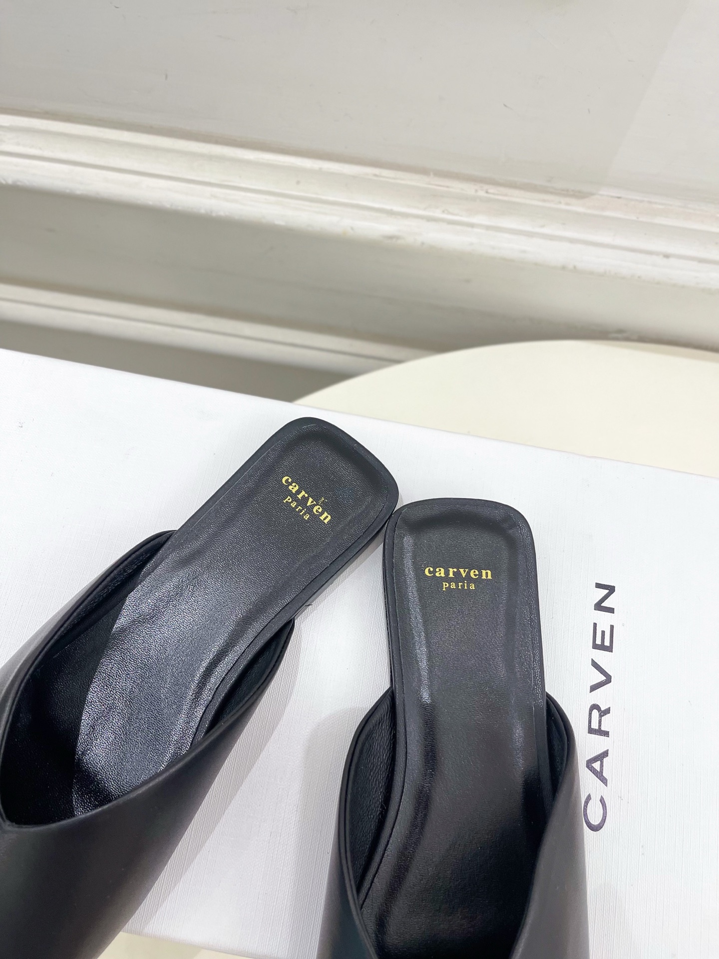 CARVEN 2025春夏新品 方头穆勒半拖鞋
—————————
作为这两年最受欢迎的设计师牌，设计简