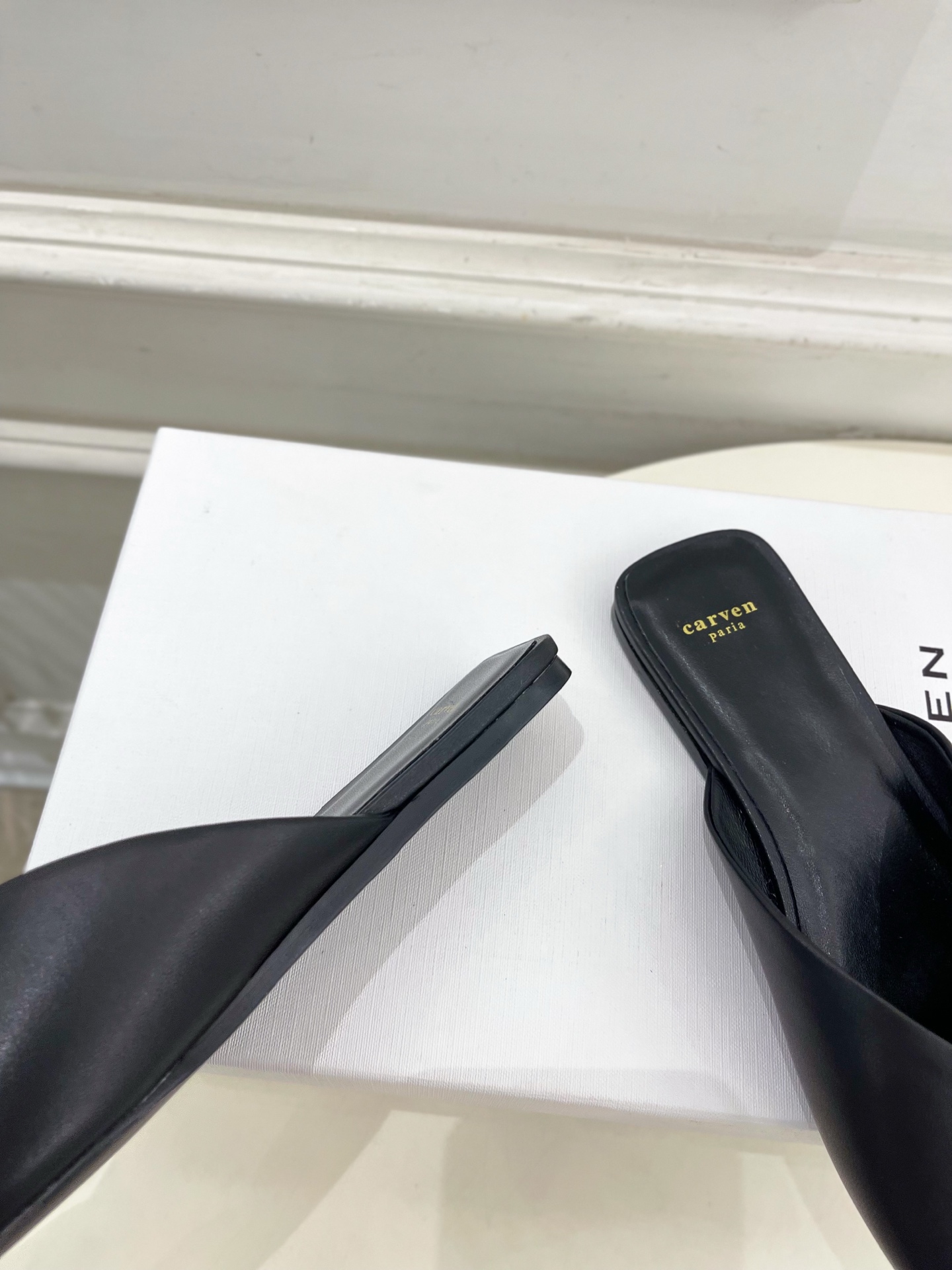 CARVEN 2025春夏新品 方头穆勒半拖鞋
—————————
作为这两年最受欢迎的设计师牌，设计简