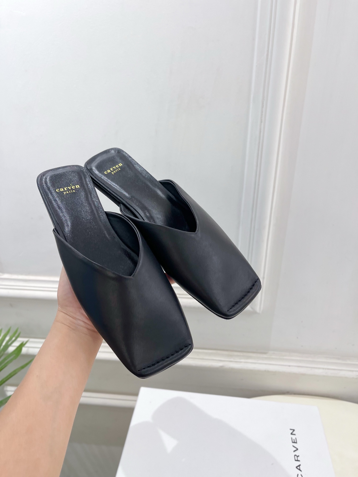 CARVEN 2025春夏新品 方头穆勒半拖鞋
—————————
作为这两年最受欢迎的设计师牌，设计简