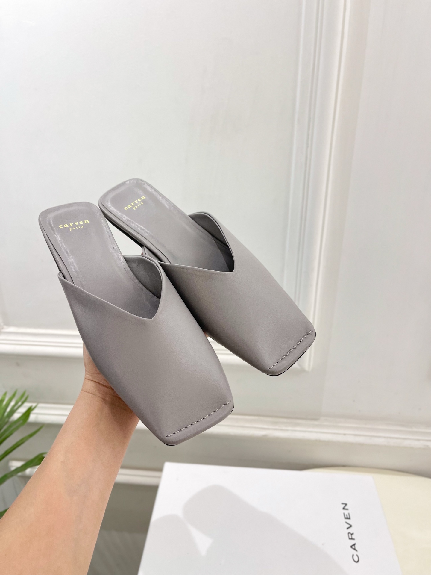 CARVEN 2025春夏新品 方头穆勒半拖鞋
—————————
作为这两年最受欢迎的设计师牌，设计简