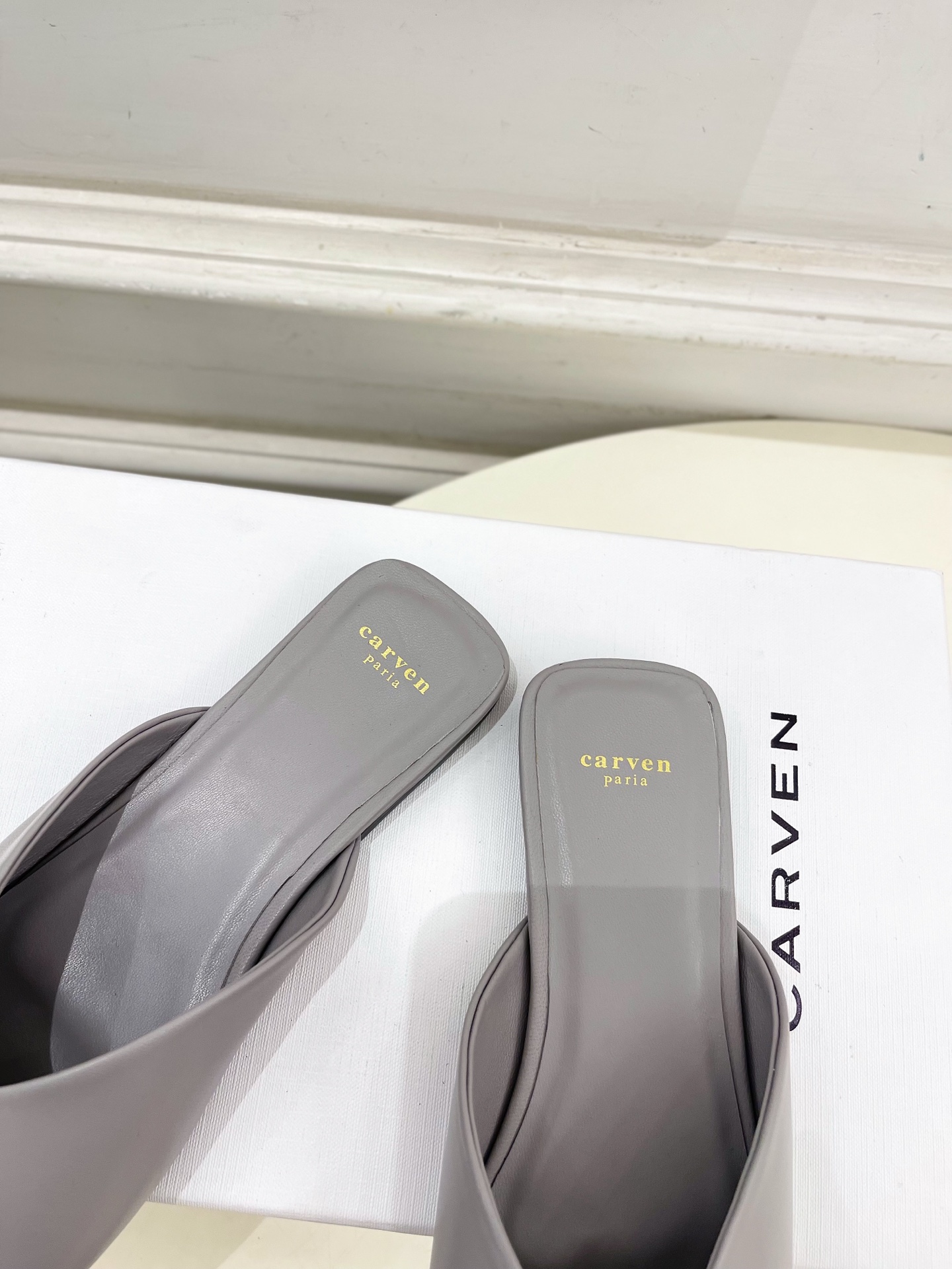 CARVEN 2025春夏新品 方头穆勒半拖鞋
—————————
作为这两年最受欢迎的设计师牌，设计简