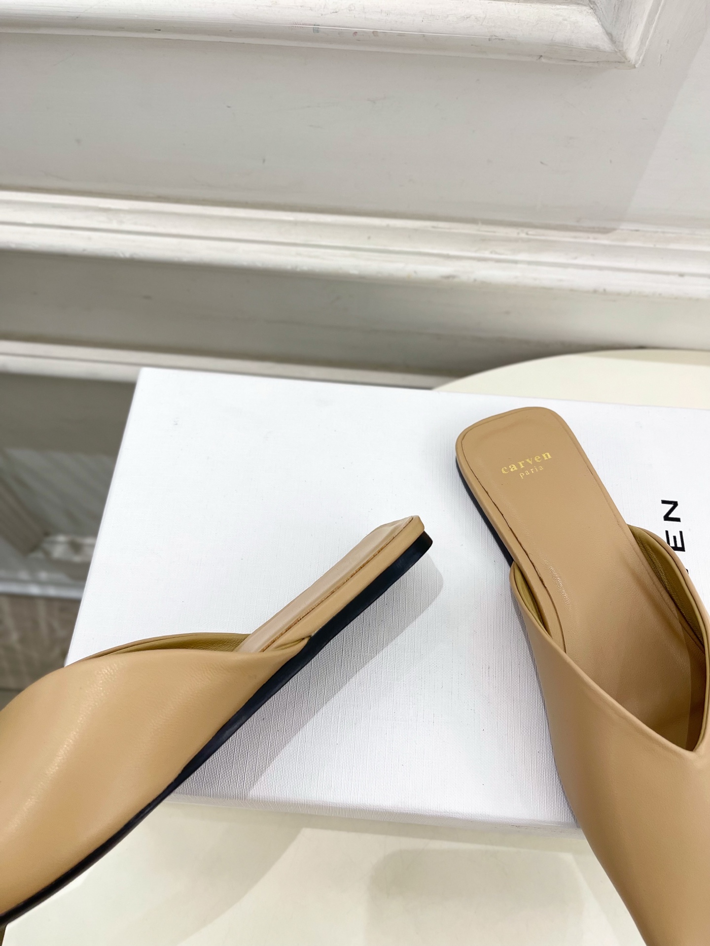CARVEN 2025春夏新品 方头穆勒半拖鞋
—————————
作为这两年最受欢迎的设计师牌，设计简