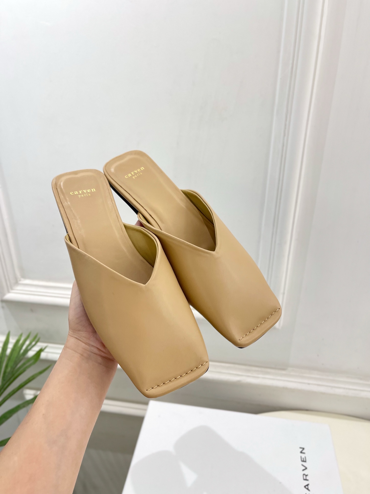 CARVEN 2025春夏新品 方头穆勒半拖鞋
—————————
作为这两年最受欢迎的设计师牌，设计简