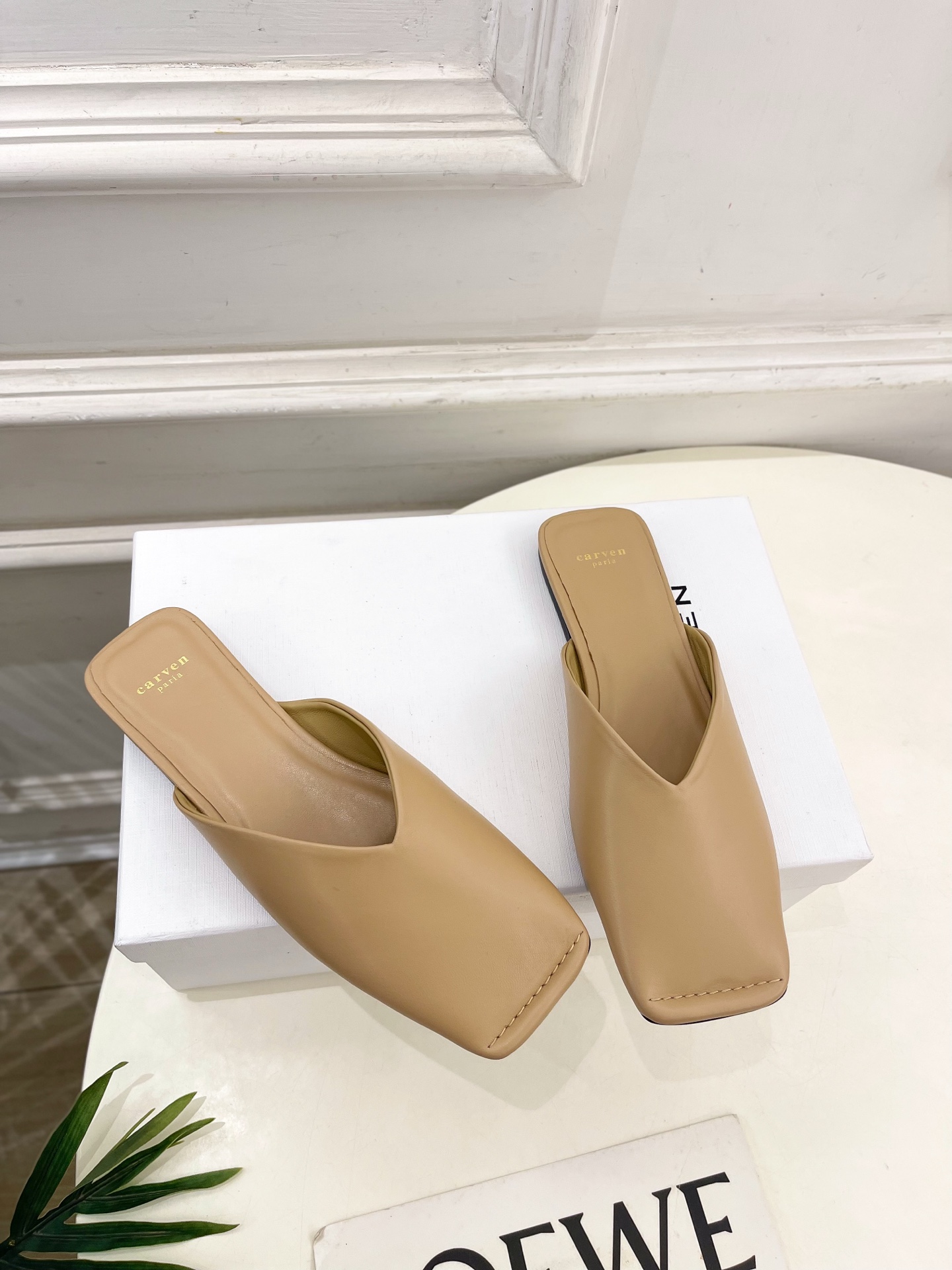 CARVEN 2025春夏新品 方头穆勒半拖鞋
—————————
作为这两年最受欢迎的设计师牌，设计简