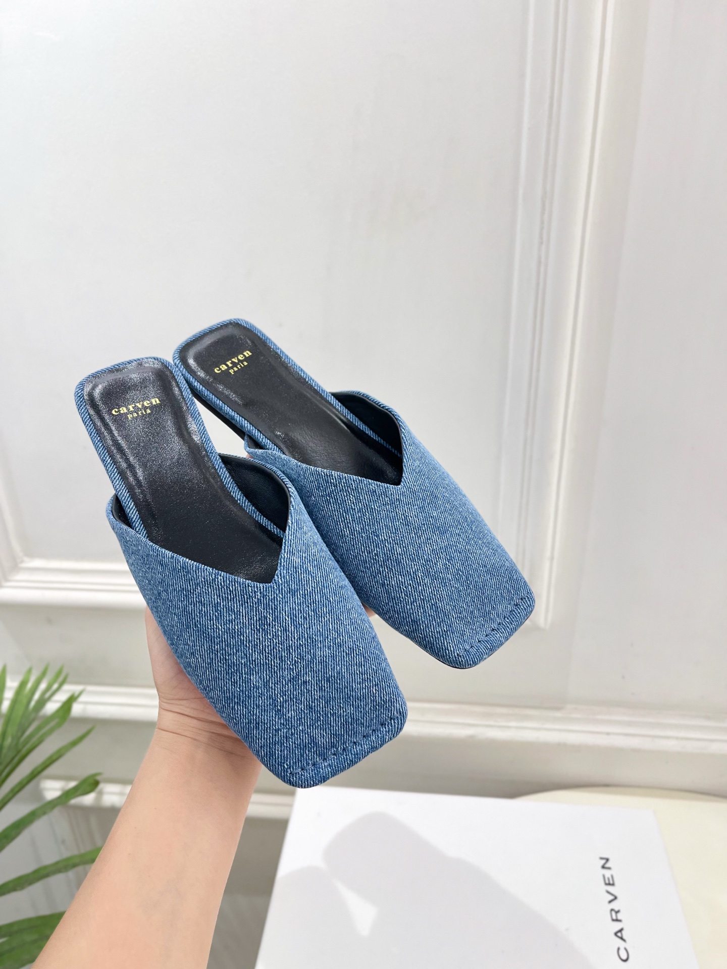 CARVEN 2025春夏新品 方头穆勒半拖鞋
—————————
作为这两年最受欢迎的设计师牌，设计简