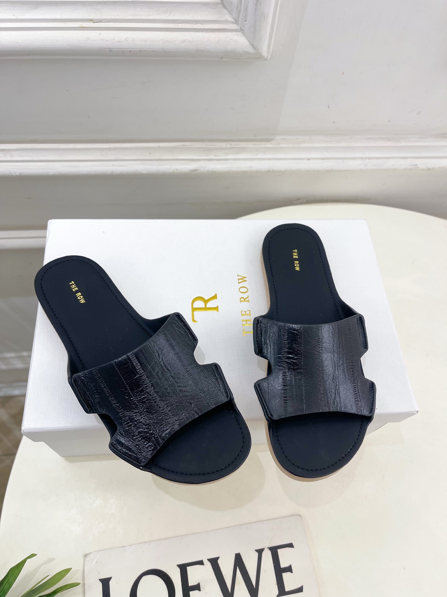 The row 2025春夏新品复古懒人拖鞋
—————————
作为这两年最受欢迎的设计师牌，设计简单