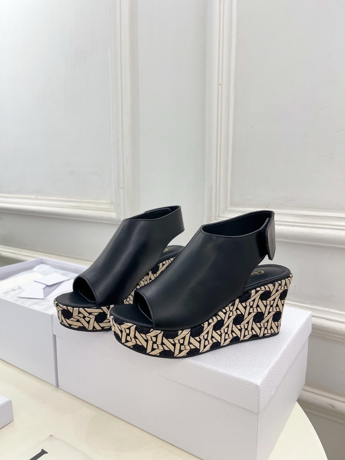 Dior |  迪奥 25 𝐬𝐬 

🧡💚2025春夏新品 顶级版本⚠️
专柜主打新款 Attitude