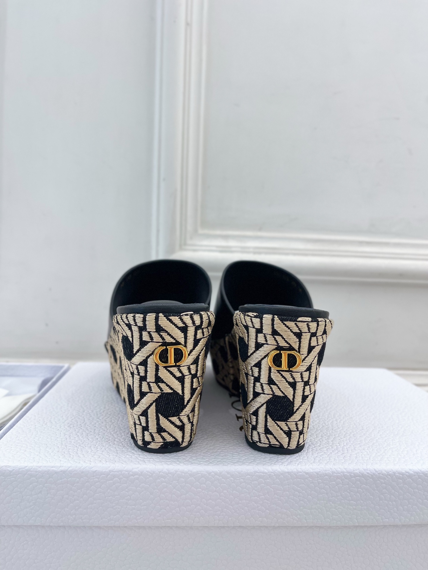 Dior |  迪奥 25 𝐬𝐬 

🧡💚2025春夏新品 顶级版本⚠️
专柜主打新款 Attitude
