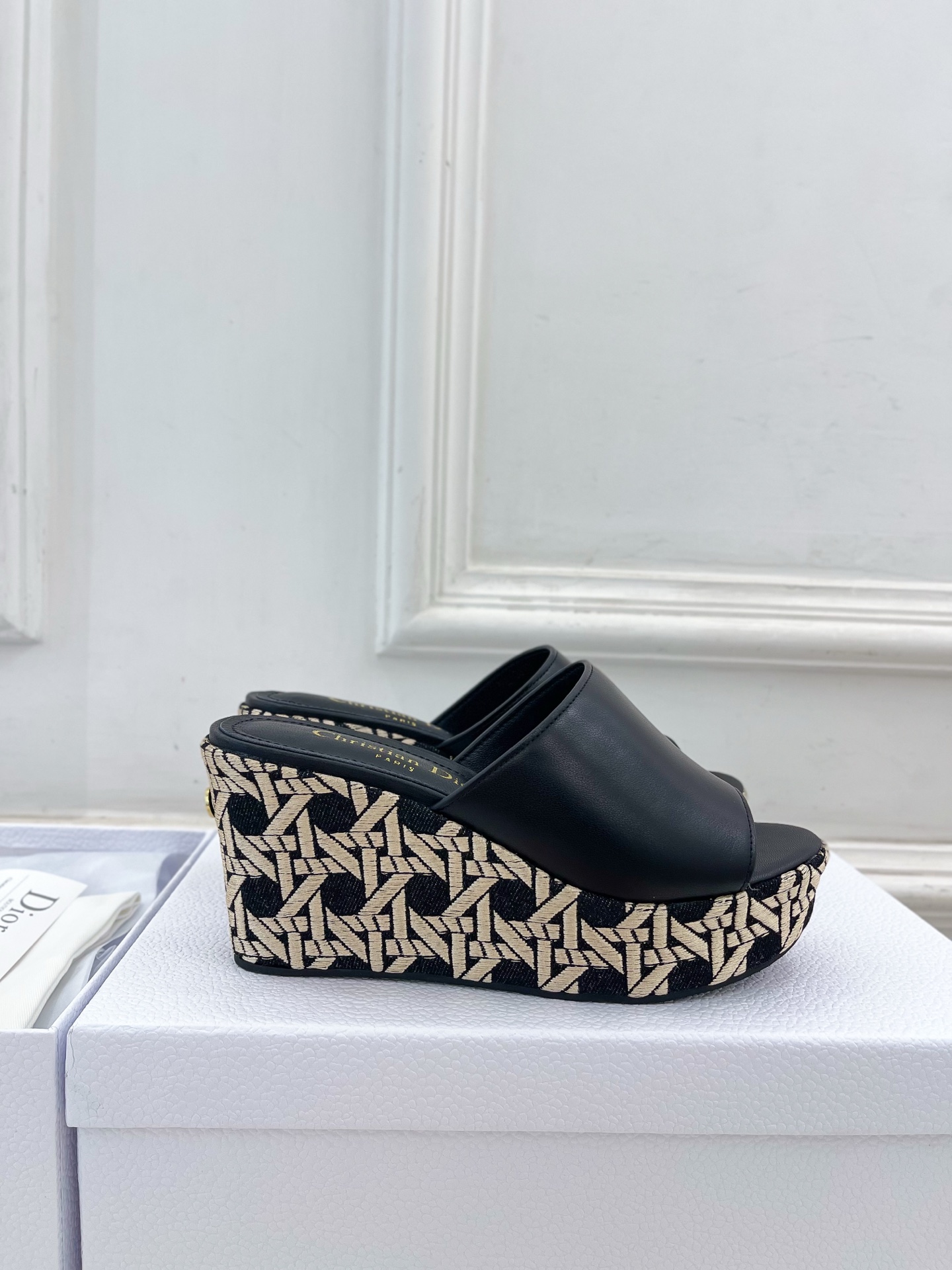 Dior |  迪奥 25 𝐬𝐬 

🧡💚2025春夏新品 顶级版本⚠️
专柜主打新款 Attitude
