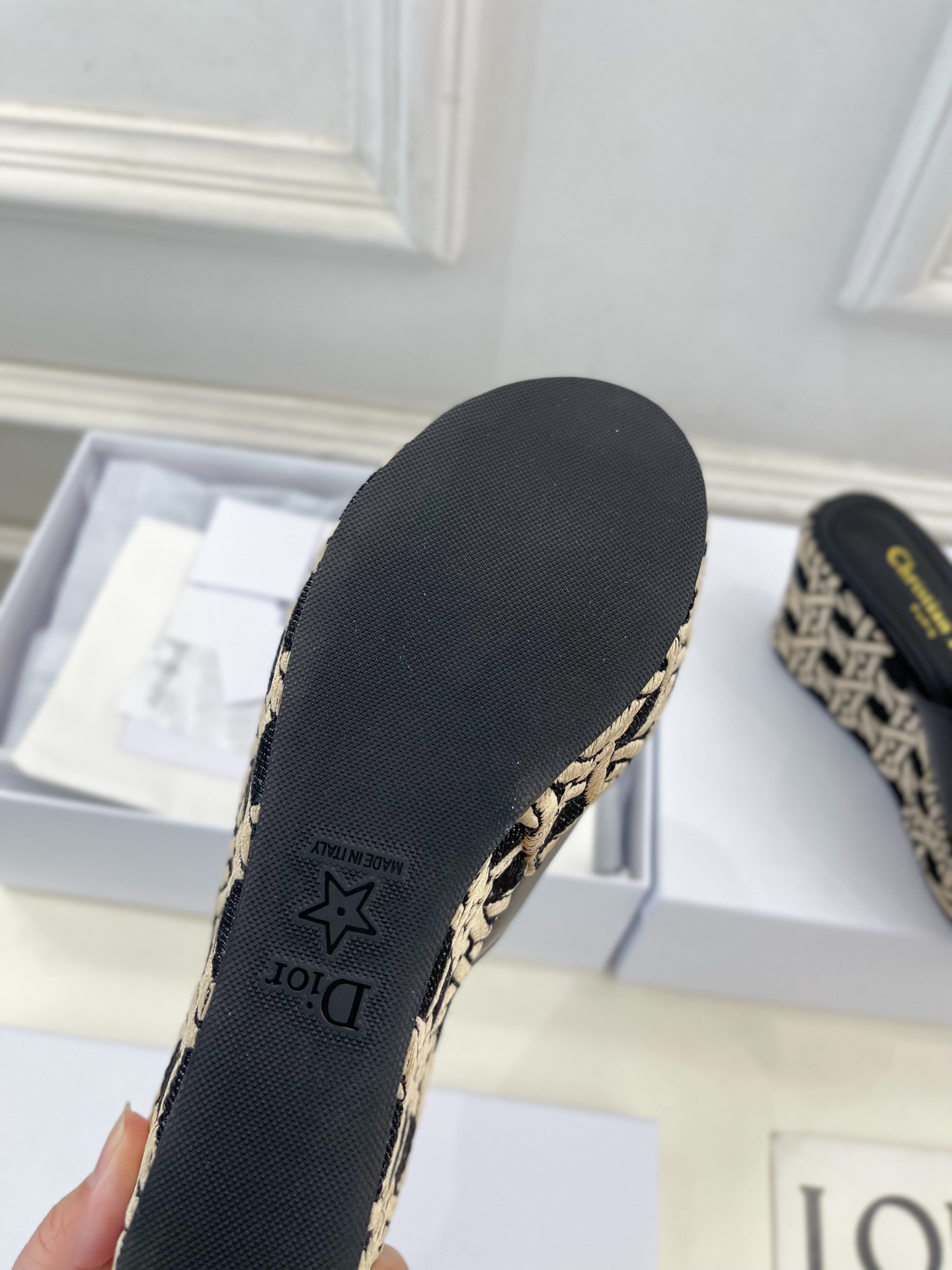 Dior |  迪奥 25 𝐬𝐬 

🧡💚2025春夏新品 顶级版本⚠️
专柜主打新款 Attitude