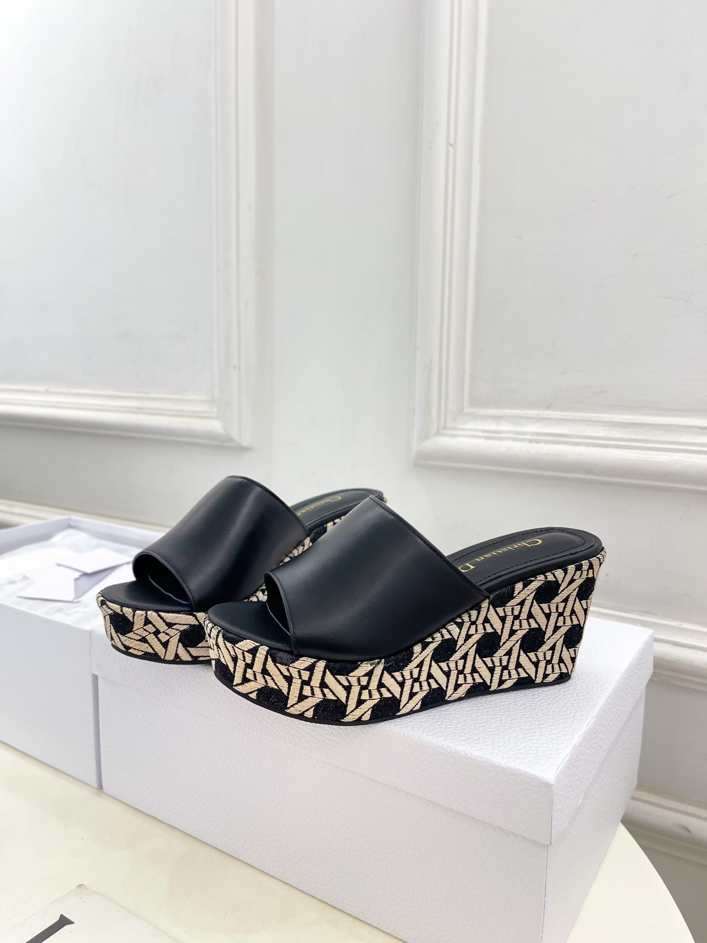 Dior |  迪奥 25 𝐬𝐬 

🧡💚2025春夏新品 顶级版本⚠️
专柜主打新款 Attitude