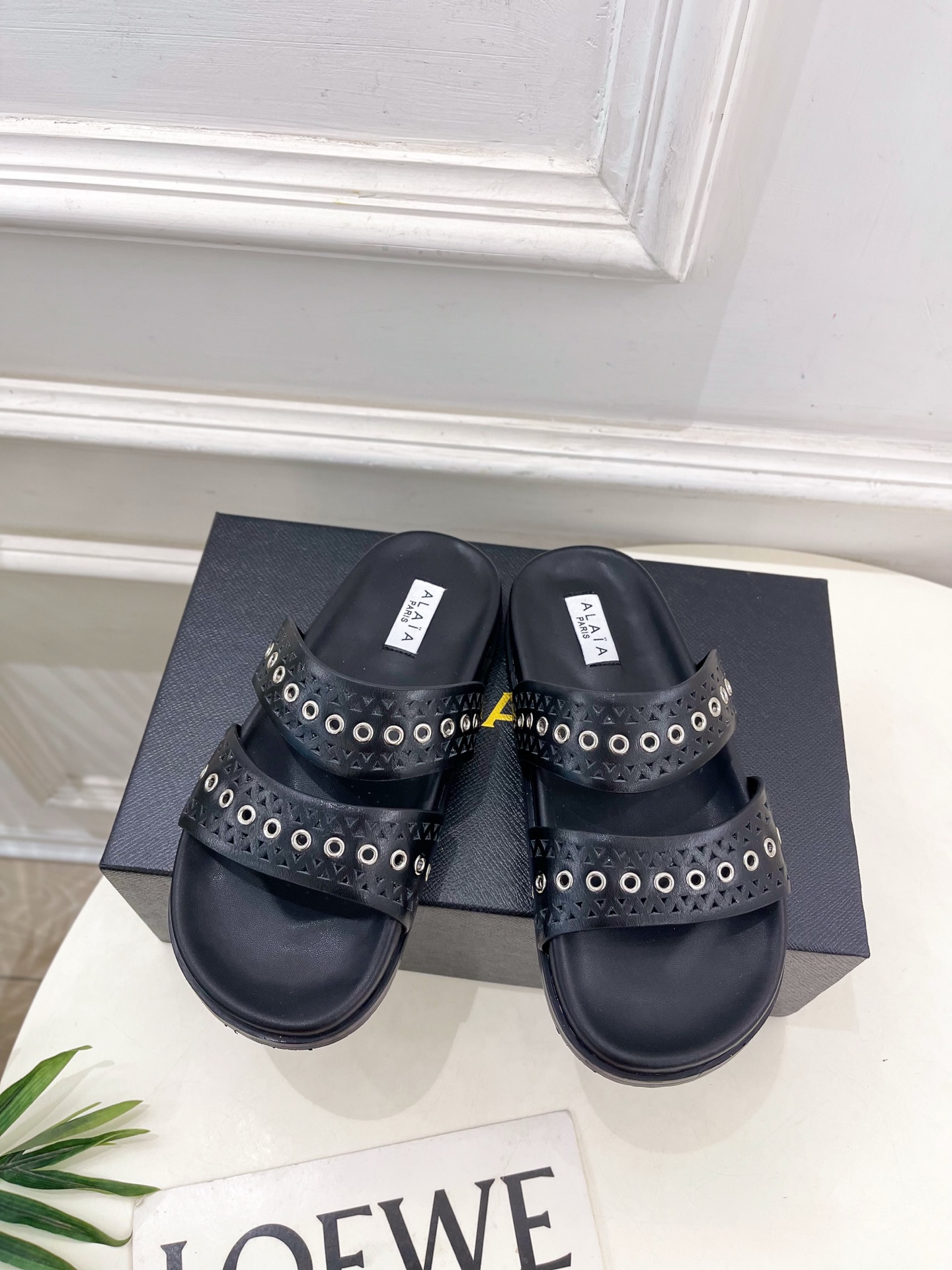 ALAÏA 阿莱亚25SS春夏新品 镂空鸡眼休闲平底鞋
—————————
Alaïa作为这两年最受欢迎