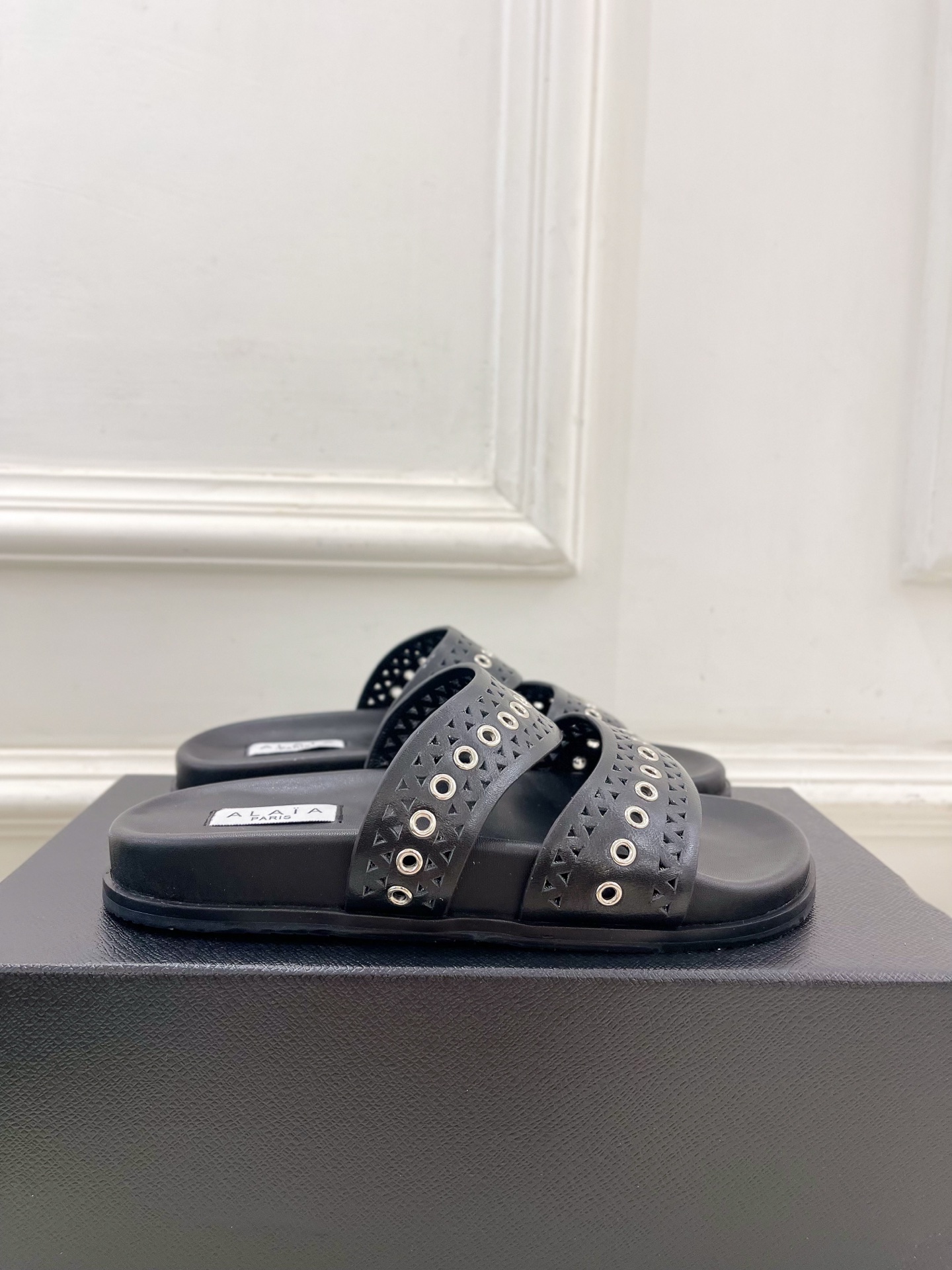 ALAÏA 阿莱亚25SS春夏新品 镂空鸡眼休闲平底鞋
—————————
Alaïa作为这两年最受欢迎