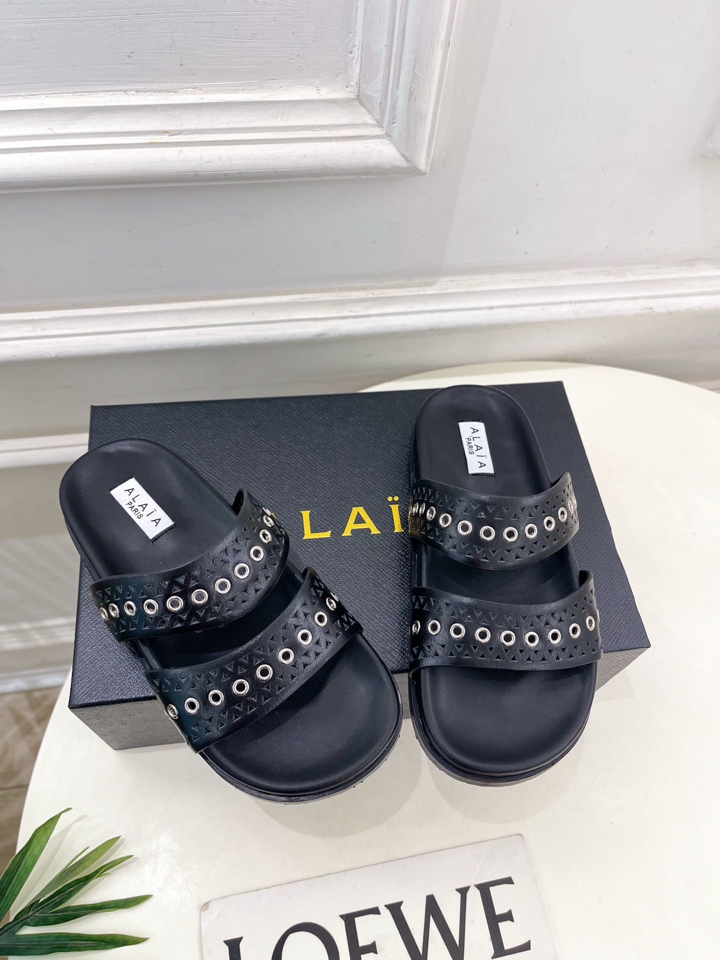 ALAÏA 阿莱亚25SS春夏新品 镂空鸡眼休闲平底鞋
—————————
Alaïa作为这两年最受欢迎