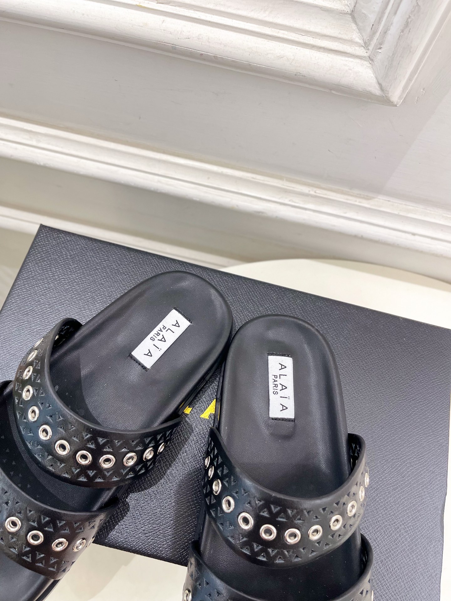 ALAÏA 阿莱亚25SS春夏新品 镂空鸡眼休闲平底鞋
—————————
Alaïa作为这两年最受欢迎