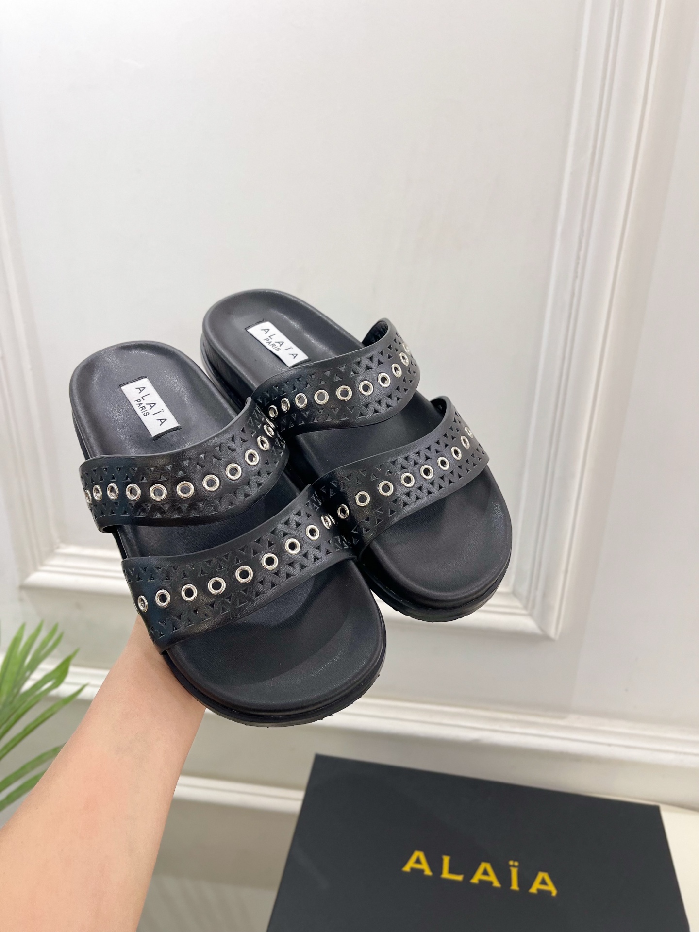ALAÏA 阿莱亚25SS春夏新品 镂空鸡眼休闲平底鞋
—————————
Alaïa作为这两年最受欢迎