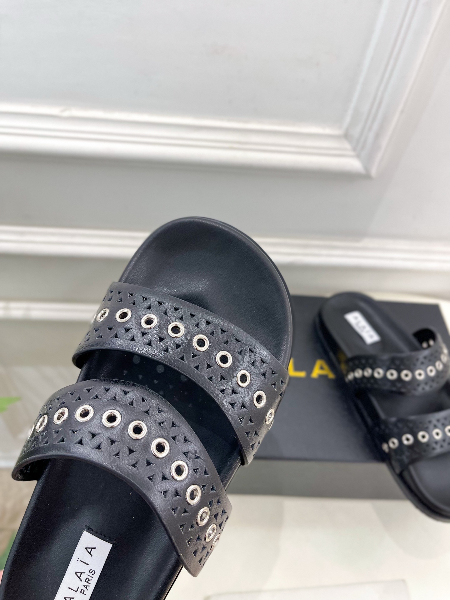 ALAÏA 阿莱亚25SS春夏新品 镂空鸡眼休闲平底鞋
—————————
Alaïa作为这两年最受欢迎