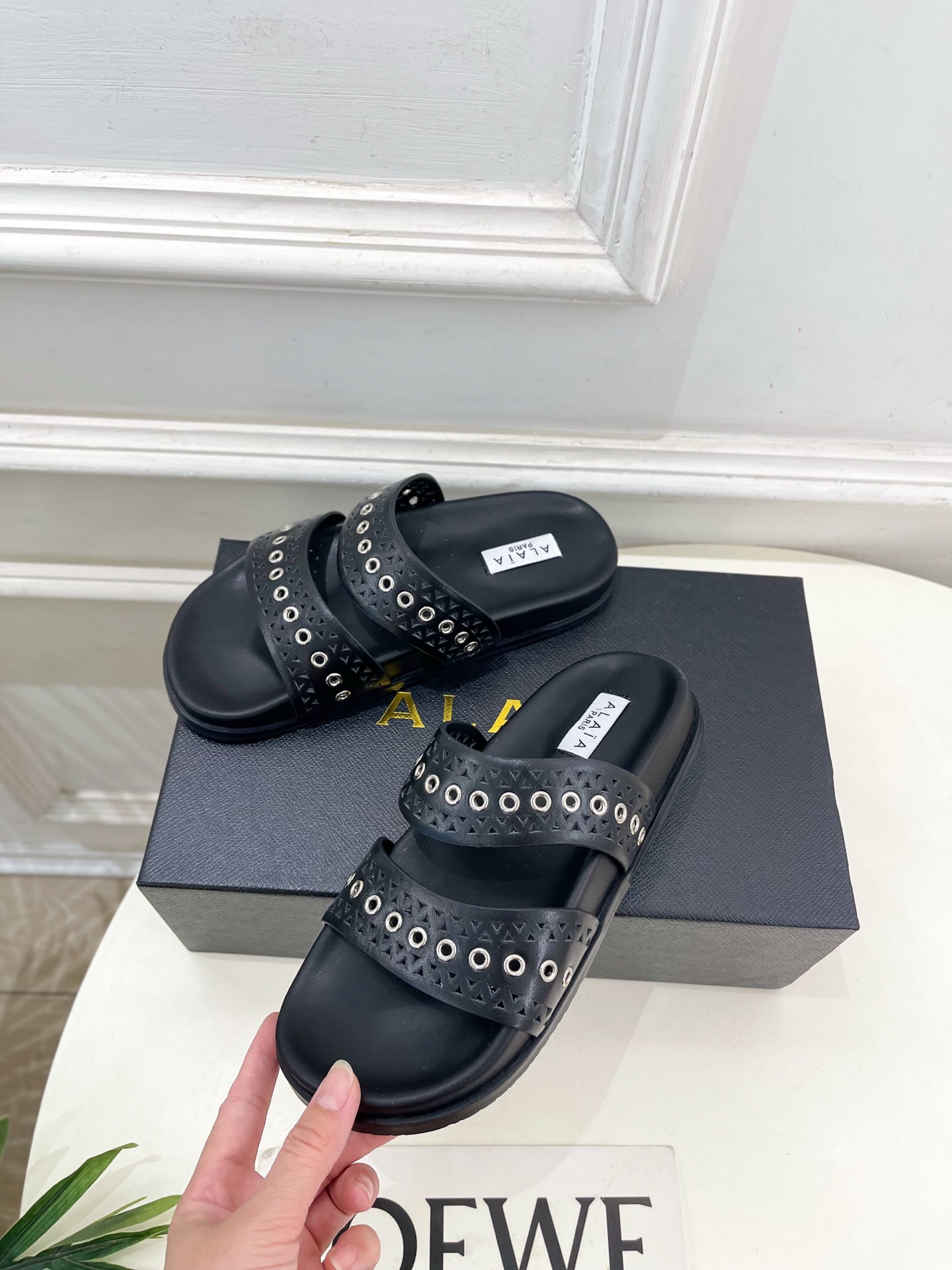 ALAÏA 阿莱亚25SS春夏新品 镂空鸡眼休闲平底鞋
—————————
Alaïa作为这两年最受欢迎