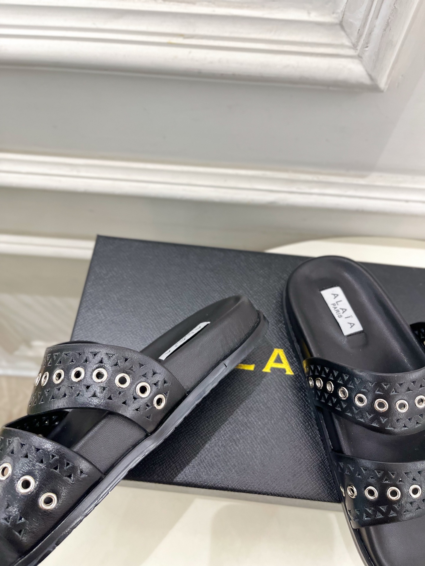 ALAÏA 阿莱亚25SS春夏新品 镂空鸡眼休闲平底鞋
—————————
Alaïa作为这两年最受欢迎