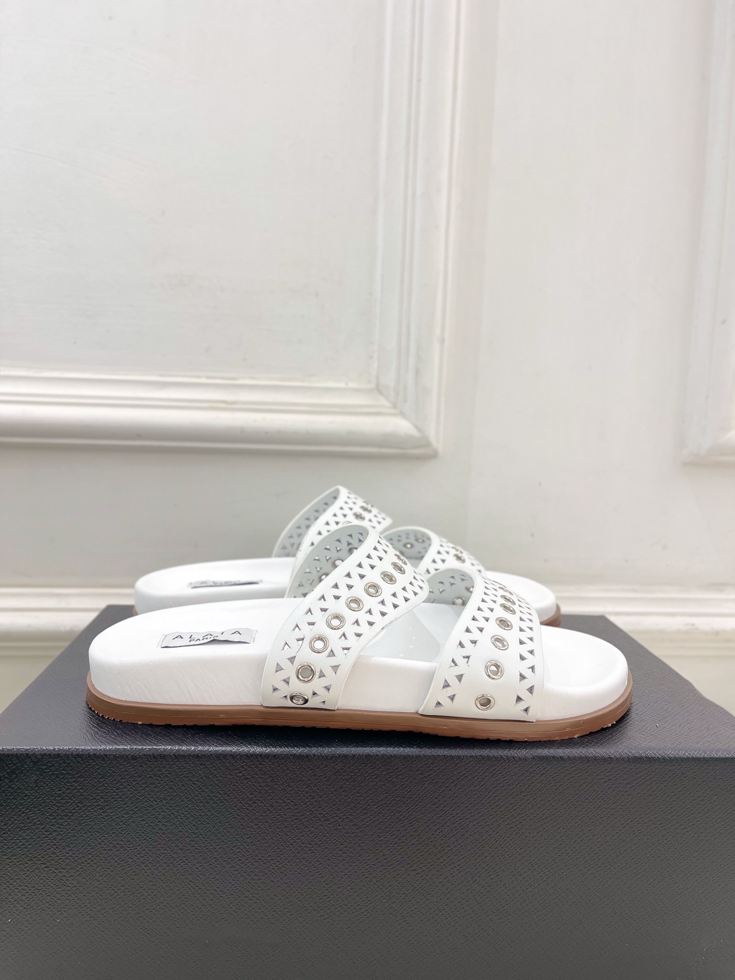 ALAÏA 阿莱亚25SS春夏新品 镂空鸡眼休闲平底鞋
—————————
Alaïa作为这两年最受欢迎