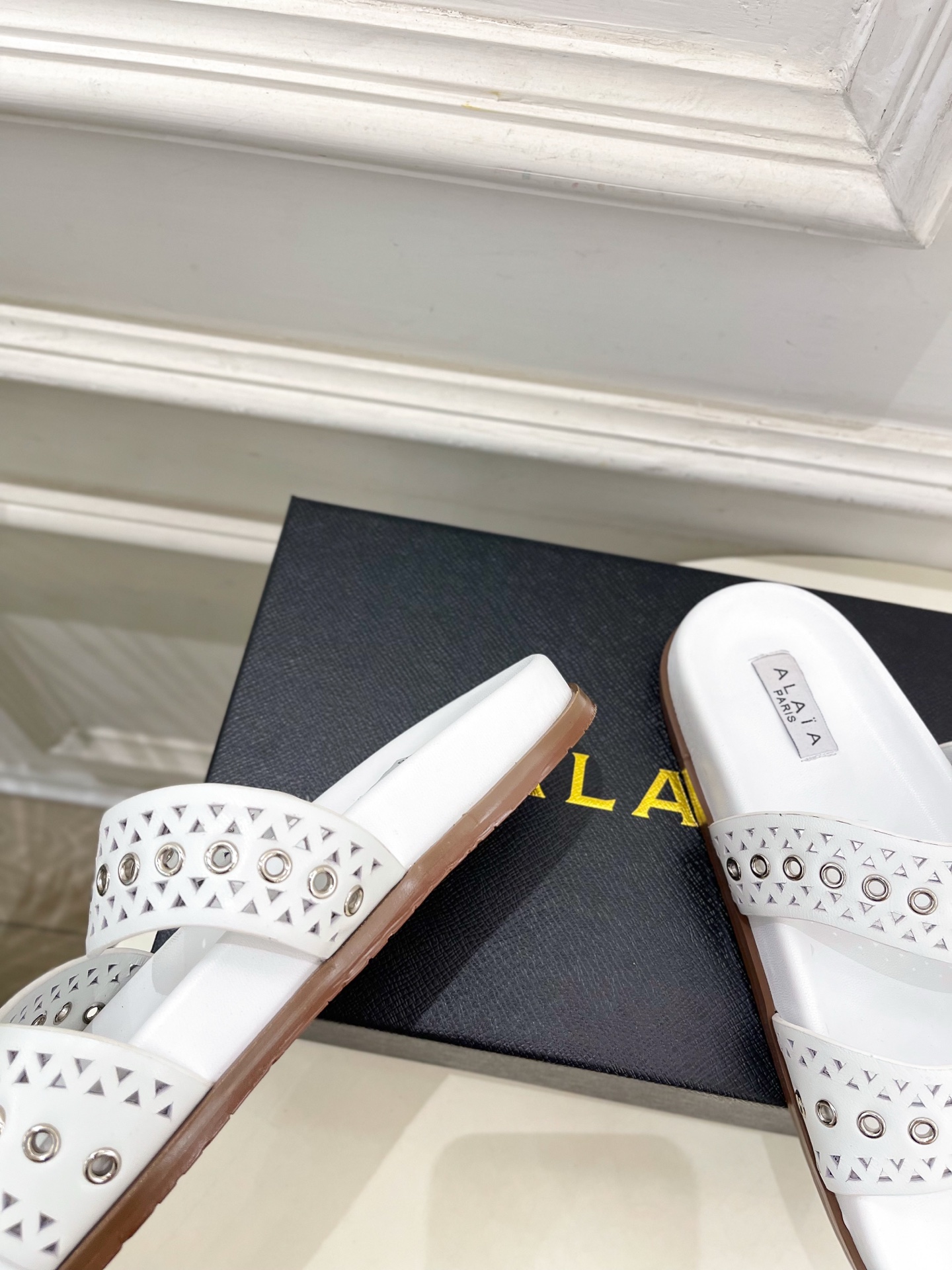 ALAÏA 阿莱亚25SS春夏新品 镂空鸡眼休闲平底鞋
—————————
Alaïa作为这两年最受欢迎