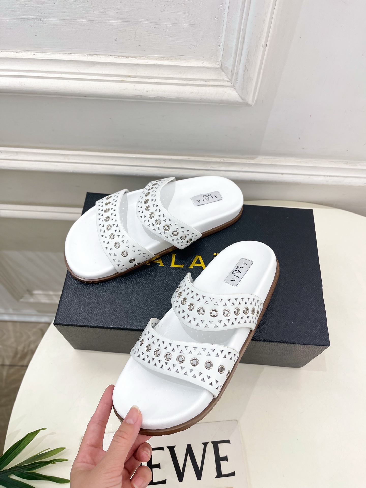 ALAÏA 阿莱亚25SS春夏新品 镂空鸡眼休闲平底鞋
—————————
Alaïa作为这两年最受欢迎