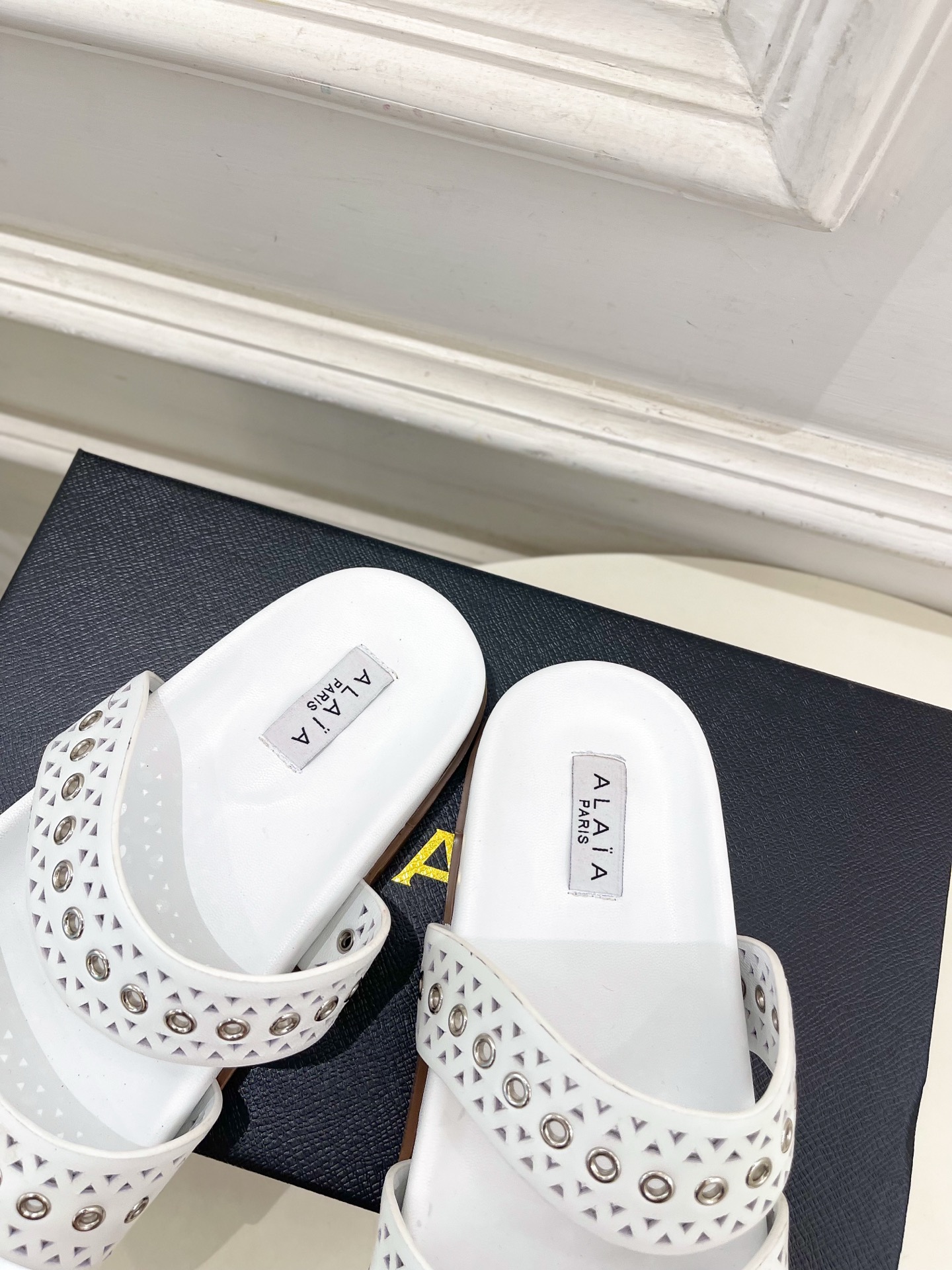 ALAÏA 阿莱亚25SS春夏新品 镂空鸡眼休闲平底鞋
—————————
Alaïa作为这两年最受欢迎