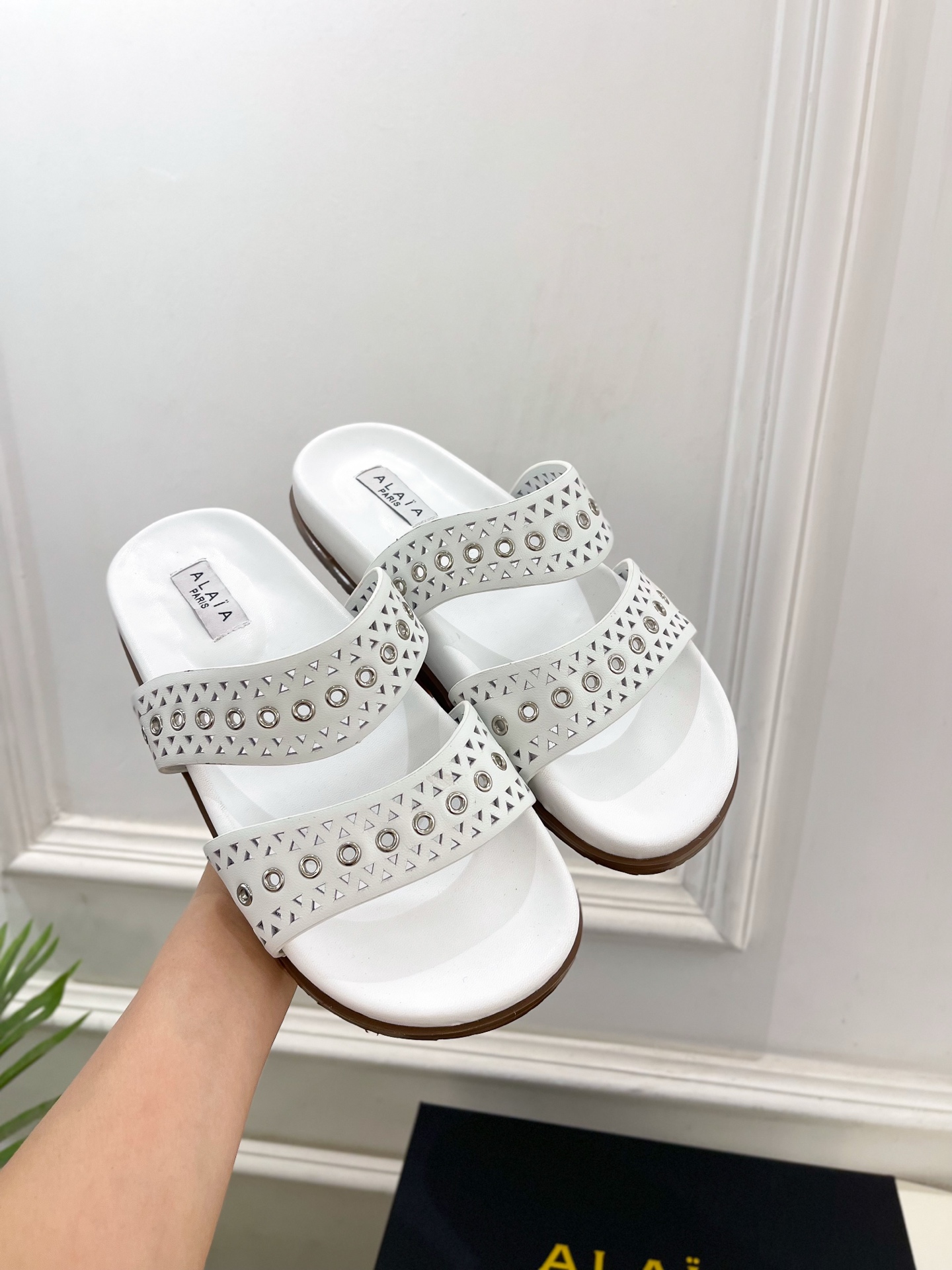 ALAÏA 阿莱亚25SS春夏新品 镂空鸡眼休闲平底鞋
—————————
Alaïa作为这两年最受欢迎
