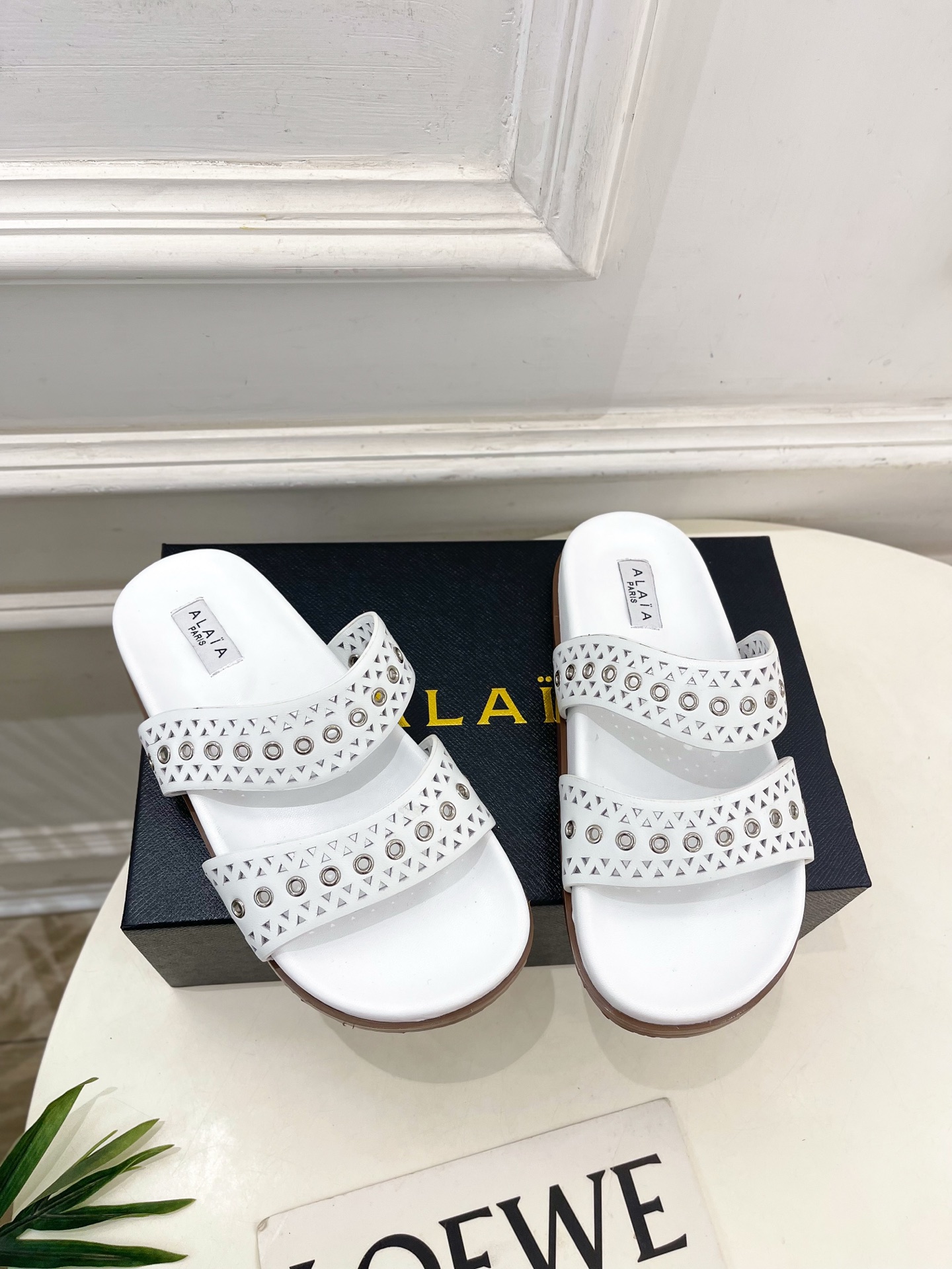 ALAÏA 阿莱亚25SS春夏新品 镂空鸡眼休闲平底鞋
—————————
Alaïa作为这两年最受欢迎
