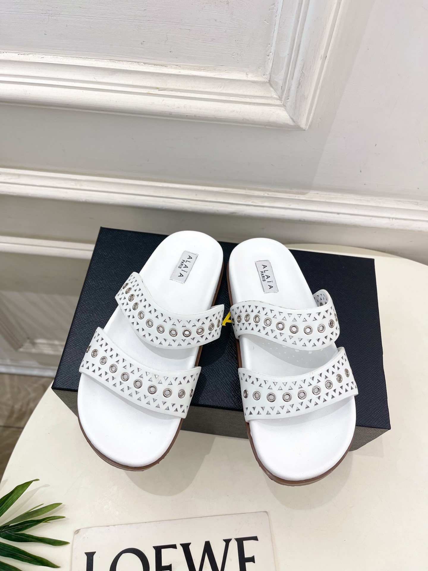 ALAÏA 阿莱亚25SS春夏新品 镂空鸡眼休闲平底鞋
—————————
Alaïa作为这两年最受欢迎