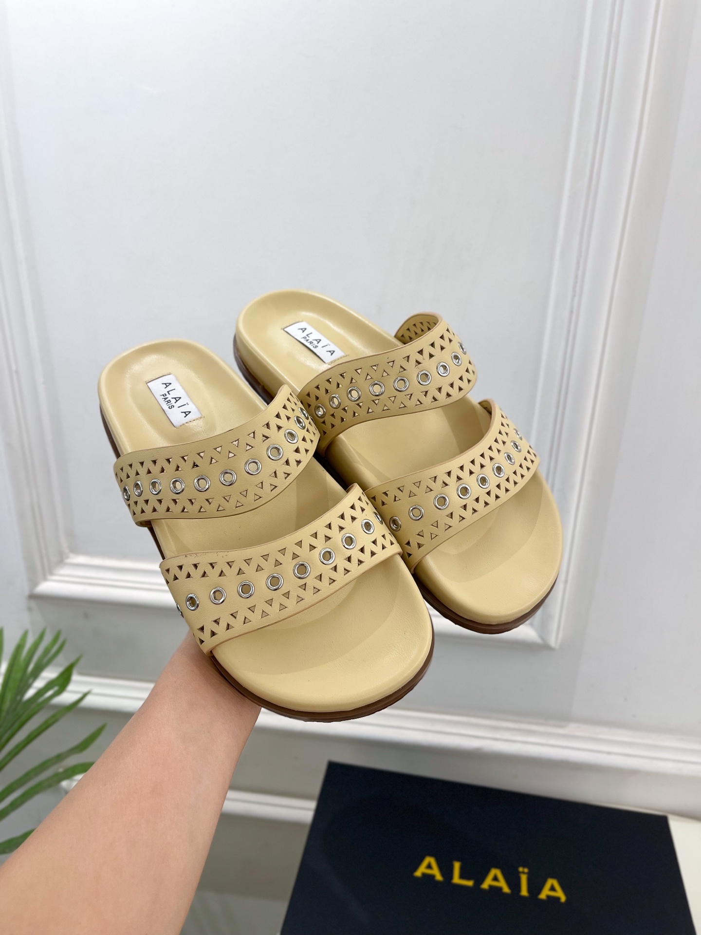ALAÏA 阿莱亚25SS春夏新品 镂空鸡眼休闲平底鞋
—————————
Alaïa作为这两年最受欢迎