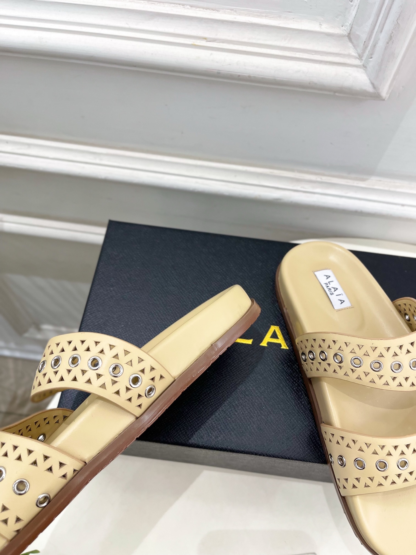 ALAÏA 阿莱亚25SS春夏新品 镂空鸡眼休闲平底鞋
—————————
Alaïa作为这两年最受欢迎