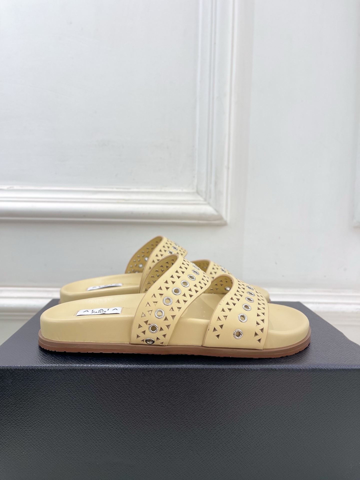 ALAÏA 阿莱亚25SS春夏新品 镂空鸡眼休闲平底鞋
—————————
Alaïa作为这两年最受欢迎