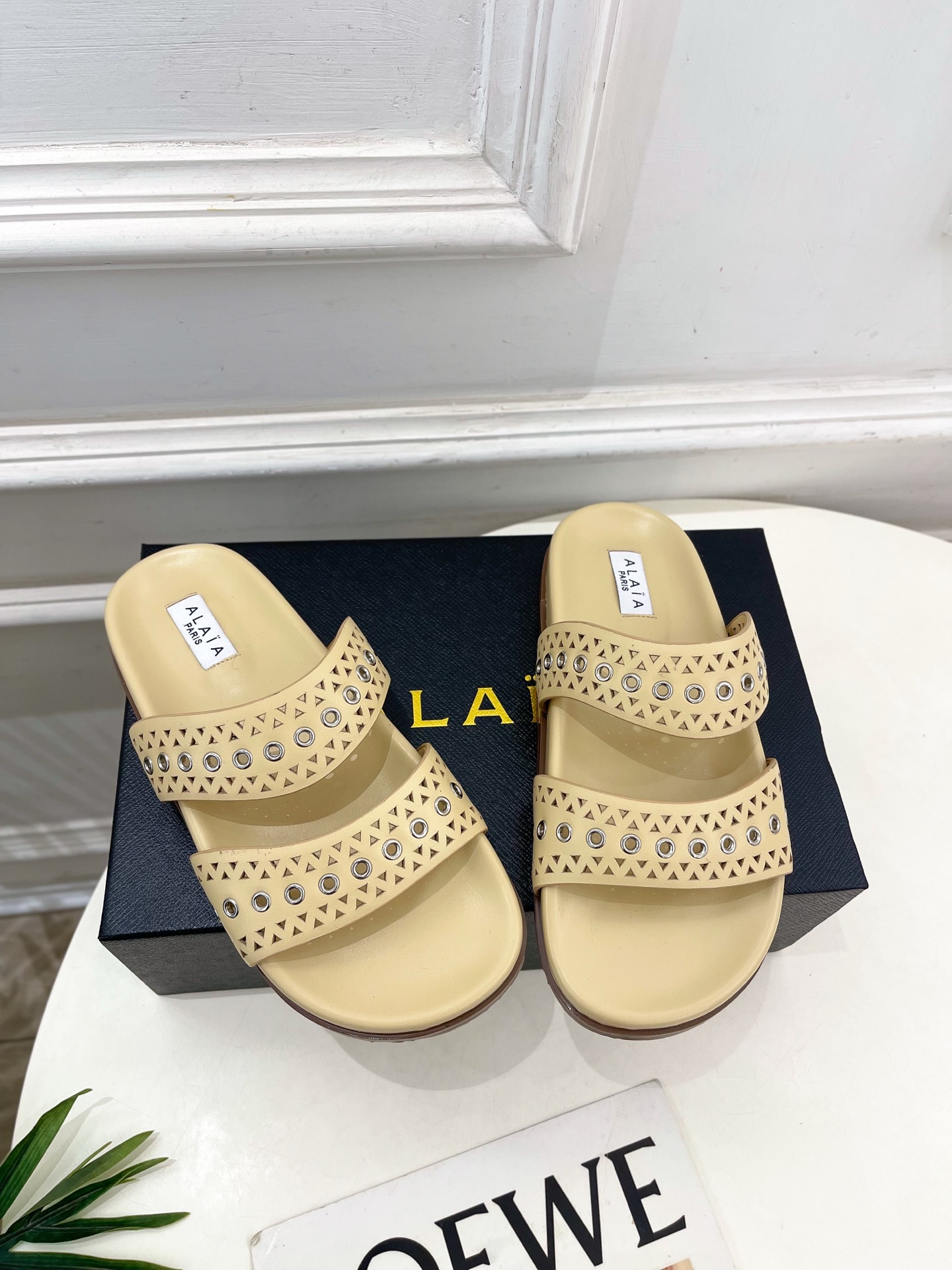 ALAÏA 阿莱亚25SS春夏新品 镂空鸡眼休闲平底鞋
—————————
Alaïa作为这两年最受欢迎