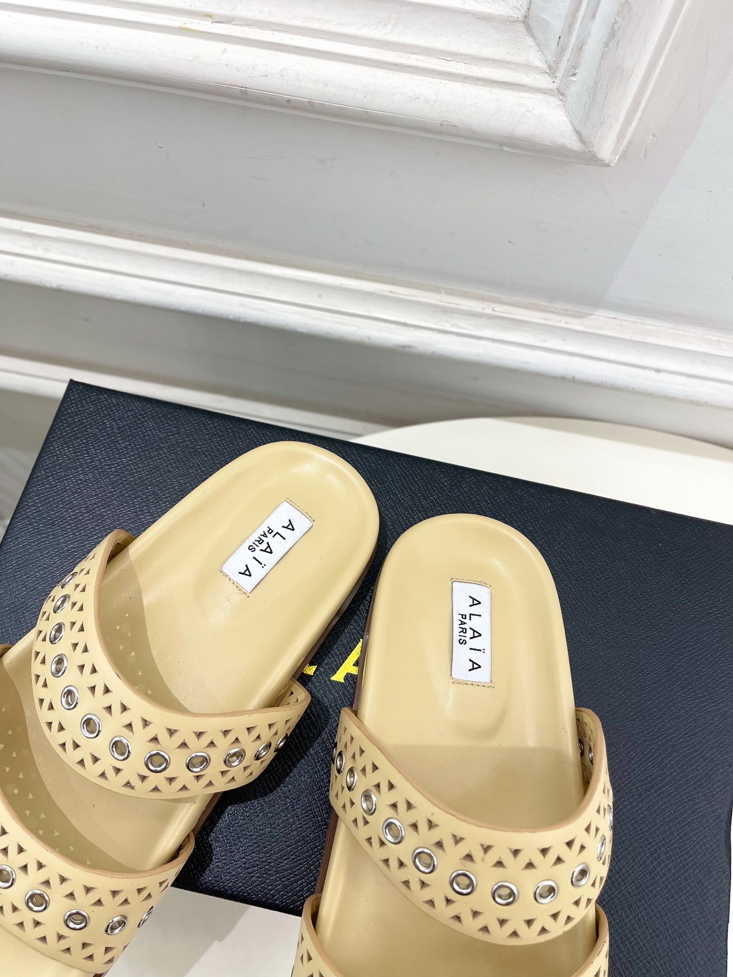 ALAÏA 阿莱亚25SS春夏新品 镂空鸡眼休闲平底鞋
—————————
Alaïa作为这两年最受欢迎