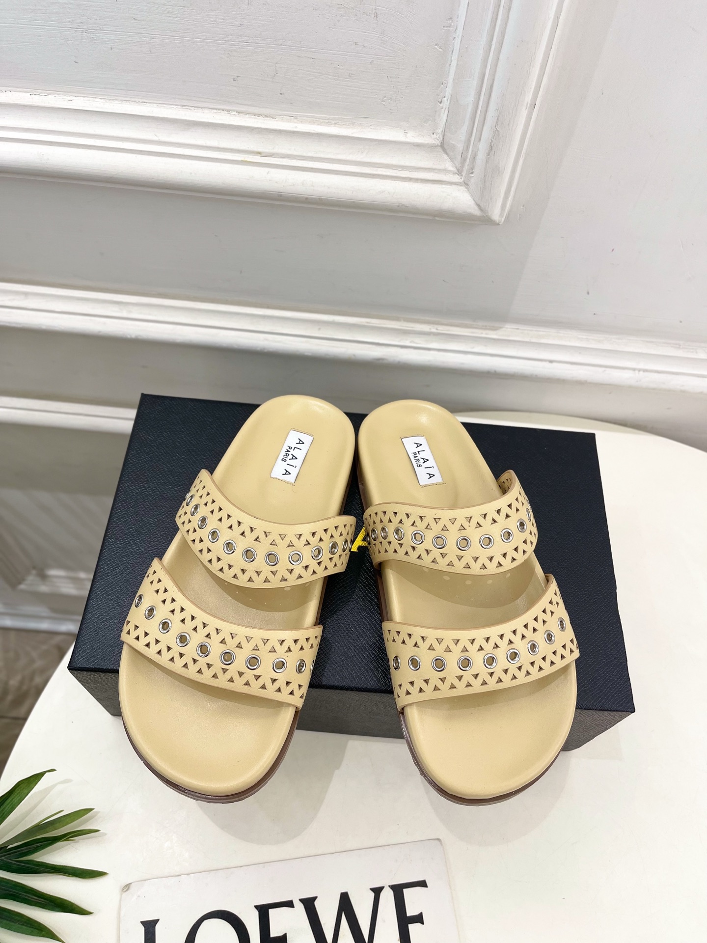 ALAÏA 阿莱亚25SS春夏新品 镂空鸡眼休闲平底鞋
—————————
Alaïa作为这两年最受欢迎