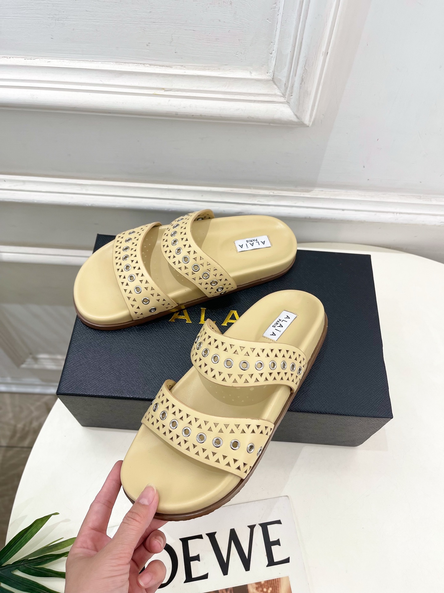 ALAÏA 阿莱亚25SS春夏新品 镂空鸡眼休闲平底鞋
—————————
Alaïa作为这两年最受欢迎